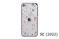 UNIQFINDは、スマートフォンなどのスキンシールやハードケースをデザインしているカナダのブランドです。製品は主にApple社製の製品に特化しており、iphoneやipadなどのスマートデバイスに加え、macbookなども、それぞれ各モデルの専用品を開発しています。その非常にスタイリッシュでクールな世界観は、おしゃれな人々に認知されることとなり、今ではインスタグラムやSNSで人気が世界中に広がっています。今では似たようなデザインのコピー品が多く出回るようになりましたが、UNIQFINDの製品は全てが専用設計、素材や印刷はもちろんカット加工部のデザインも非常に美しく仕上がっています。