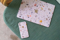 UNIQFINDは、スマートフォンなどのスキンシールやハードケースをデザインしているカナダのブランドです。製品は主にApple社製の製品に特化しており、iphoneやipadなどのスマートデバイスに加え、macbookなども、それぞれ各モデルの専用品を開発しています。その非常にスタイリッシュでクールな世界観は、おしゃれな人々に認知されることとなり、今ではインスタグラムやSNSで人気が世界中に広がっています。今では似たようなデザインのコピー品が多く出回るようになりましたが、UNIQFINDの製品は全てが専用設計、素材や印刷はもちろんカット加工部のデザインも非常に美しく仕上がっています。