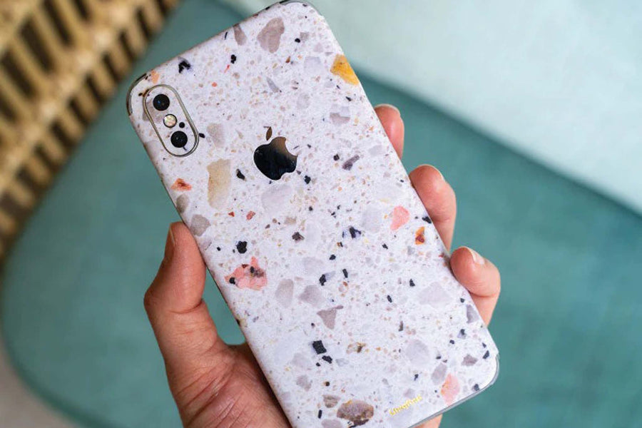 UNIQFINDは、スマートフォンなどのスキンシールやハードケースをデザインしているカナダのブランドです。製品は主にApple社製の製品に特化しており、iphoneやipadなどのスマートデバイスに加え、macbookなども、それぞれ各モデルの専用品を開発しています。その非常にスタイリッシュでクールな世界観は、おしゃれな人々に認知されることとなり、今ではインスタグラムやSNSで人気が世界中に広がっています。今では似たようなデザインのコピー品が多く出回るようになりましたが、UNIQFINDの製品は全てが専用設計、素材や印刷はもちろんカット加工部のデザインも非常に美しく仕上がっています。