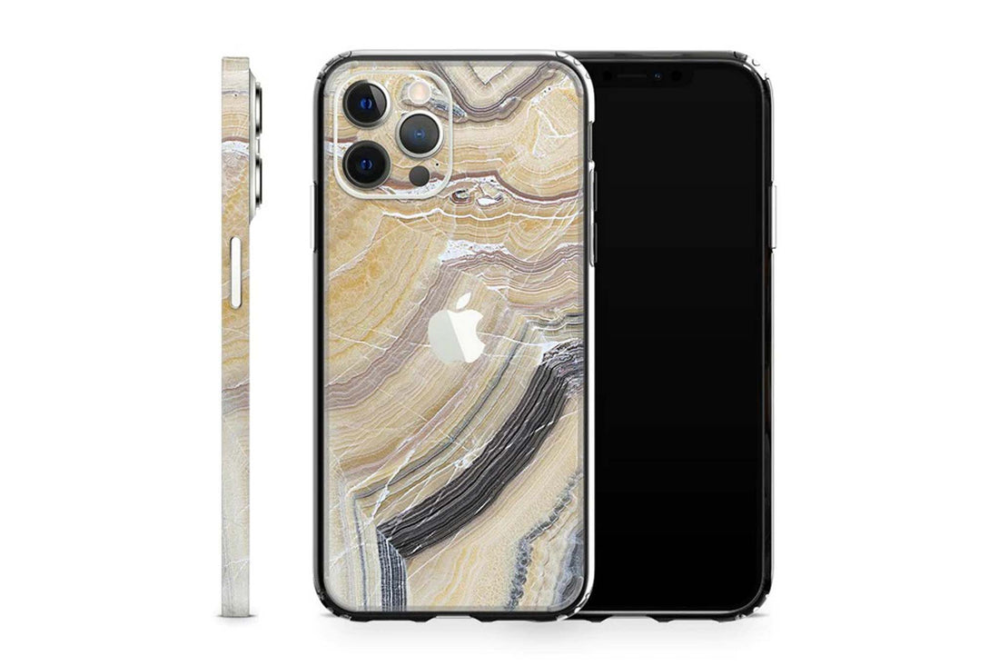 UNIQFINDは、スマートフォンなどのスキンシールやハードケースをデザインしているカナダのブランドです。製品は主にApple社製の製品に特化しており、iphoneやipadなどのスマートデバイスに加え、macbookなども、それぞれ各モデルの専用品を開発しています。その非常にスタイリッシュでクールな世界観は、おしゃれな人々に認知されることとなり、今ではインスタグラムやSNSで人気が世界中に広がっています。今では似たようなデザインのコピー品が多く出回るようになりましたが、UNIQFINDの製品は全てが専用設計、素材や印刷はもちろんカット加工部のデザインも非常に美しく仕上がっています。