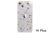 UNIQFINDは、スマートフォンなどのスキンシールやハードケースをデザインしているカナダのブランドです。製品は主にApple社製の製品に特化しており、iphoneやipadなどのスマートデバイスに加え、macbookなども、それぞれ各モデルの専用品を開発しています。その非常にスタイリッシュでクールな世界観は、おしゃれな人々に認知されることとなり、今ではインスタグラムやSNSで人気が世界中に広がっています。今では似たようなデザインのコピー品が多く出回るようになりましたが、UNIQFINDの製品は全てが専用設計、素材や印刷はもちろんカット加工部のデザインも非常に美しく仕上がっています。