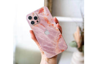 UNIQFINDは、スマートフォンなどのスキンシールやハードケースをデザインしているカナダのブランドです。製品は主にApple社製の製品に特化しており、iphoneやipadなどのスマートデバイスに加え、macbookなども、それぞれ各モデルの専用品を開発しています。その非常にスタイリッシュでクールな世界観は、おしゃれな人々に認知されることとなり、今ではインスタグラムやSNSで人気が世界中に広がっています。今では似たようなデザインのコピー品が多く出回るようになりましたが、UNIQFINDの製品は全てが専用設計、素材や印刷はもちろんカット加工部のデザインも非常に美しく仕上がっています。