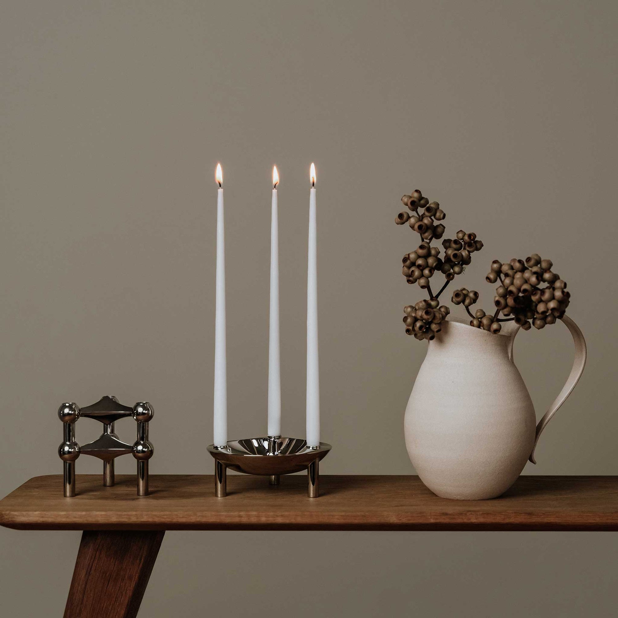 Stoff（ストッフ）は、デンマーク発のデザインブランドで、1960年代の名作「Stoff Nagel（ストッフ・ナゲル）」キャンドルホルダーの復刻から始まりました。建築家Werner Stoff（ヴェルナー・ストッフ）と、ドイツのHans Nagel（ハンス・ナゲル）によって生み出されたこのモジュール式キャンドルホルダーは、彫刻のような幾何学美と、自由な組み合わせによる創造性を兼ね備えたインテリアアートです。現在のStoffは、オリジナルの精神を受け継ぎながら、現代のライフスタイルに合う素材や仕上げを追加し、キャンドルホルダーだけでなくフラワーベースやボウル、ウォールハンガーなど洗練されたアイテムを展開。ミッドセンチュリーや北欧インテリアに調和し、空間に立体感と静謐な存在感を与えます。構築と装飾の境界を超えたStoffの作品は、機能性と造形美が共存する稀有なプロダクトです。