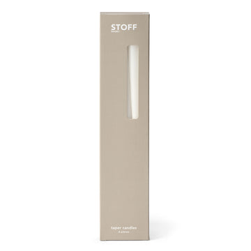 Stoff（ストッフ）は、デンマーク発のデザインブランドで、1960年代の名作「Stoff Nagel（ストッフ・ナゲル）」キャンドルホルダーの復刻から始まりました。建築家Werner Stoff（ヴェルナー・ストッフ）と、ドイツのHans Nagel（ハンス・ナゲル）によって生み出されたこのモジュール式キャンドルホルダーは、彫刻のような幾何学美と、自由な組み合わせによる創造性を兼ね備えたインテリアアートです。現在のStoffは、オリジナルの精神を受け継ぎながら、現代のライフスタイルに合う素材や仕上げを追加し、キャンドルホルダーだけでなくフラワーベースやボウル、ウォールハンガーなど洗練されたアイテムを展開。ミッドセンチュリーや北欧インテリアに調和し、空間に立体感と静謐な存在感を与えます。構築と装飾の境界を超えたStoffの作品は、機能性と造形美が共存する稀有なプロダクトです。