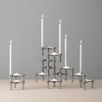 Stoff（ストッフ）は、デンマーク発のデザインブランドで、1960年代の名作「Stoff Nagel（ストッフ・ナゲル）」キャンドルホルダーの復刻から始まりました。建築家Werner Stoff（ヴェルナー・ストッフ）と、ドイツのHans Nagel（ハンス・ナゲル）によって生み出されたこのモジュール式キャンドルホルダーは、彫刻のような幾何学美と、自由な組み合わせによる創造性を兼ね備えたインテリアアートです。現在のStoffは、オリジナルの精神を受け継ぎながら、現代のライフスタイルに合う素材や仕上げを追加し、キャンドルホルダーだけでなくフラワーベースやボウル、ウォールハンガーなど洗練されたアイテムを展開。ミッドセンチュリーや北欧インテリアに調和し、空間に立体感と静謐な存在感を与えます。構築と装飾の境界を超えたStoffの作品は、機能性と造形美が共存する稀有なプロダクトです。