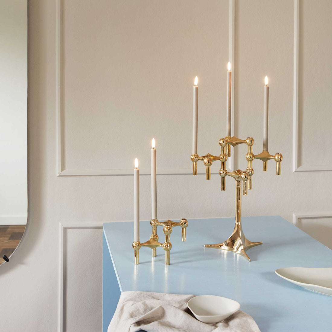 Stoff（ストッフ）は、デンマーク発のデザインブランドで、1960年代の名作「Stoff Nagel（ストッフ・ナゲル）」キャンドルホルダーの復刻から始まりました。建築家Werner Stoff（ヴェルナー・ストッフ）と、ドイツのHans Nagel（ハンス・ナゲル）によって生み出されたこのモジュール式キャンドルホルダーは、彫刻のような幾何学美と、自由な組み合わせによる創造性を兼ね備えたインテリアアートです。現在のStoffは、オリジナルの精神を受け継ぎながら、現代のライフスタイルに合う素材や仕上げを追加し、キャンドルホルダーだけでなくフラワーベースやボウル、ウォールハンガーなど洗練されたアイテムを展開。ミッドセンチュリーや北欧インテリアに調和し、空間に立体感と静謐な存在感を与えます。構築と装飾の境界を超えたStoffの作品は、機能性と造形美が共存する稀有なプロダクトです。