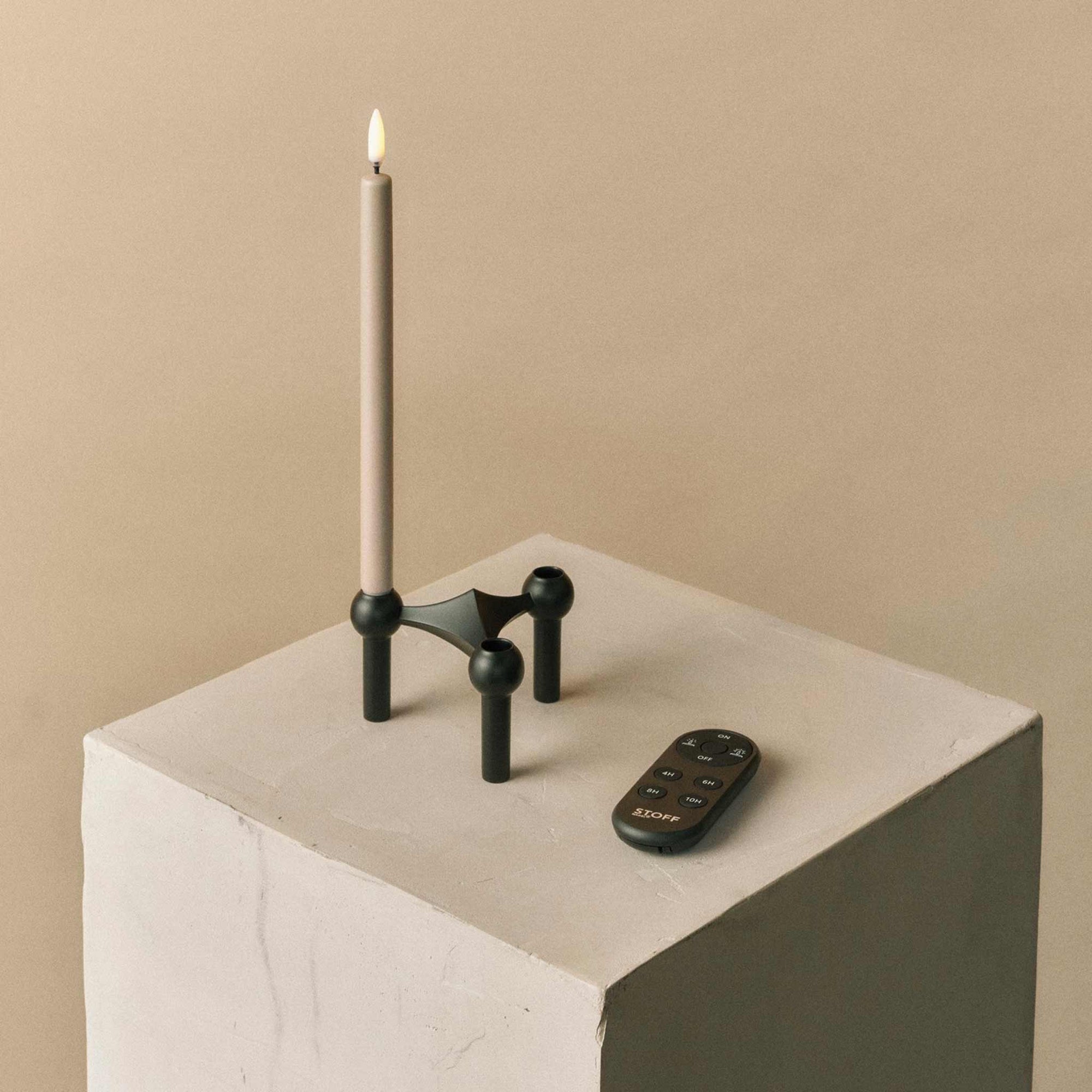 Stoff（ストッフ）は、デンマーク発のデザインブランドで、1960年代の名作「Stoff Nagel（ストッフ・ナゲル）」キャンドルホルダーの復刻から始まりました。建築家Werner Stoff（ヴェルナー・ストッフ）と、ドイツのHans Nagel（ハンス・ナゲル）によって生み出されたこのモジュール式キャンドルホルダーは、彫刻のような幾何学美と、自由な組み合わせによる創造性を兼ね備えたインテリアアートです。現在のStoffは、オリジナルの精神を受け継ぎながら、現代のライフスタイルに合う素材や仕上げを追加し、キャンドルホルダーだけでなくフラワーベースやボウル、ウォールハンガーなど洗練されたアイテムを展開。ミッドセンチュリーや北欧インテリアに調和し、空間に立体感と静謐な存在感を与えます。構築と装飾の境界を超えたStoffの作品は、機能性と造形美が共存する稀有なプロダクトです。
