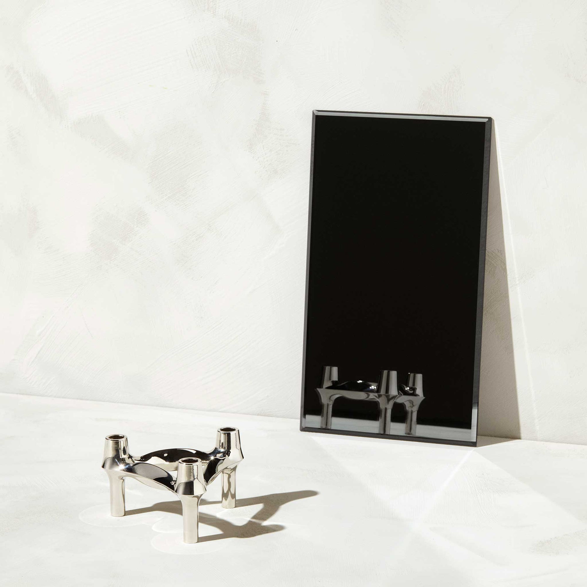 Stoff（ストッフ）は、デンマーク発のデザインブランドで、1960年代の名作「Stoff Nagel（ストッフ・ナゲル）」キャンドルホルダーの復刻から始まりました。建築家Werner Stoff（ヴェルナー・ストッフ）と、ドイツのHans Nagel（ハンス・ナゲル）によって生み出されたこのモジュール式キャンドルホルダーは、彫刻のような幾何学美と、自由な組み合わせによる創造性を兼ね備えたインテリアアートです。現在のStoffは、オリジナルの精神を受け継ぎながら、現代のライフスタイルに合う素材や仕上げを追加し、キャンドルホルダーだけでなくフラワーベースやボウル、ウォールハンガーなど洗練されたアイテムを展開。ミッドセンチュリーや北欧インテリアに調和し、空間に立体感と静謐な存在感を与えます。構築と装飾の境界を超えたStoffの作品は、機能性と造形美が共存する稀有なプロダクトです。