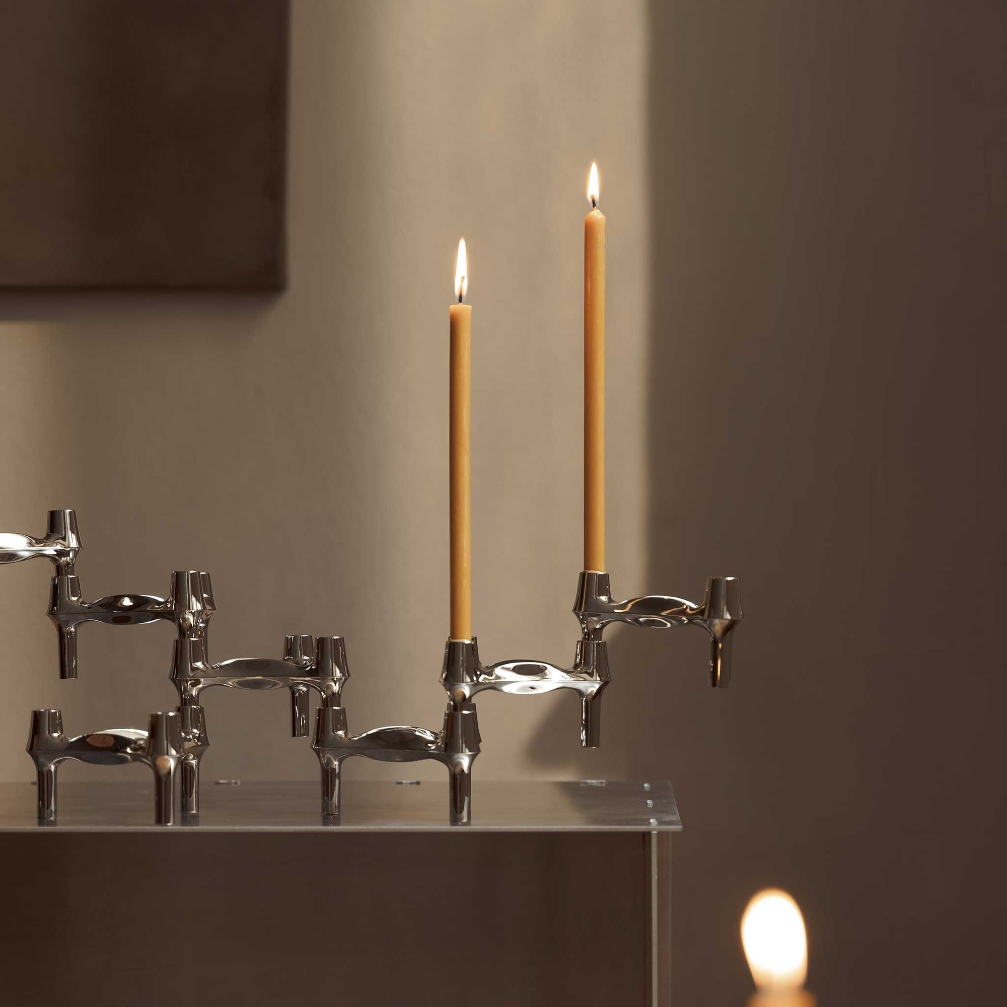 Stoff（ストッフ）は、デンマーク発のデザインブランドで、1960年代の名作「Stoff Nagel（ストッフ・ナゲル）」キャンドルホルダーの復刻から始まりました。建築家Werner Stoff（ヴェルナー・ストッフ）と、ドイツのHans Nagel（ハンス・ナゲル）によって生み出されたこのモジュール式キャンドルホルダーは、彫刻のような幾何学美と、自由な組み合わせによる創造性を兼ね備えたインテリアアートです。現在のStoffは、オリジナルの精神を受け継ぎながら、現代のライフスタイルに合う素材や仕上げを追加し、キャンドルホルダーだけでなくフラワーベースやボウル、ウォールハンガーなど洗練されたアイテムを展開。ミッドセンチュリーや北欧インテリアに調和し、空間に立体感と静謐な存在感を与えます。構築と装飾の境界を超えたStoffの作品は、機能性と造形美が共存する稀有なプロダクトです。