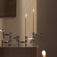 Stoff（ストッフ）は、デンマーク発のデザインブランドで、1960年代の名作「Stoff Nagel（ストッフ・ナゲル）」キャンドルホルダーの復刻から始まりました。建築家Werner Stoff（ヴェルナー・ストッフ）と、ドイツのHans Nagel（ハンス・ナゲル）によって生み出されたこのモジュール式キャンドルホルダーは、彫刻のような幾何学美と、自由な組み合わせによる創造性を兼ね備えたインテリアアートです。現在のStoffは、オリジナルの精神を受け継ぎながら、現代のライフスタイルに合う素材や仕上げを追加し、キャンドルホルダーだけでなくフラワーベースやボウル、ウォールハンガーなど洗練されたアイテムを展開。ミッドセンチュリーや北欧インテリアに調和し、空間に立体感と静謐な存在感を与えます。構築と装飾の境界を超えたStoffの作品は、機能性と造形美が共存する稀有なプロダクトです。