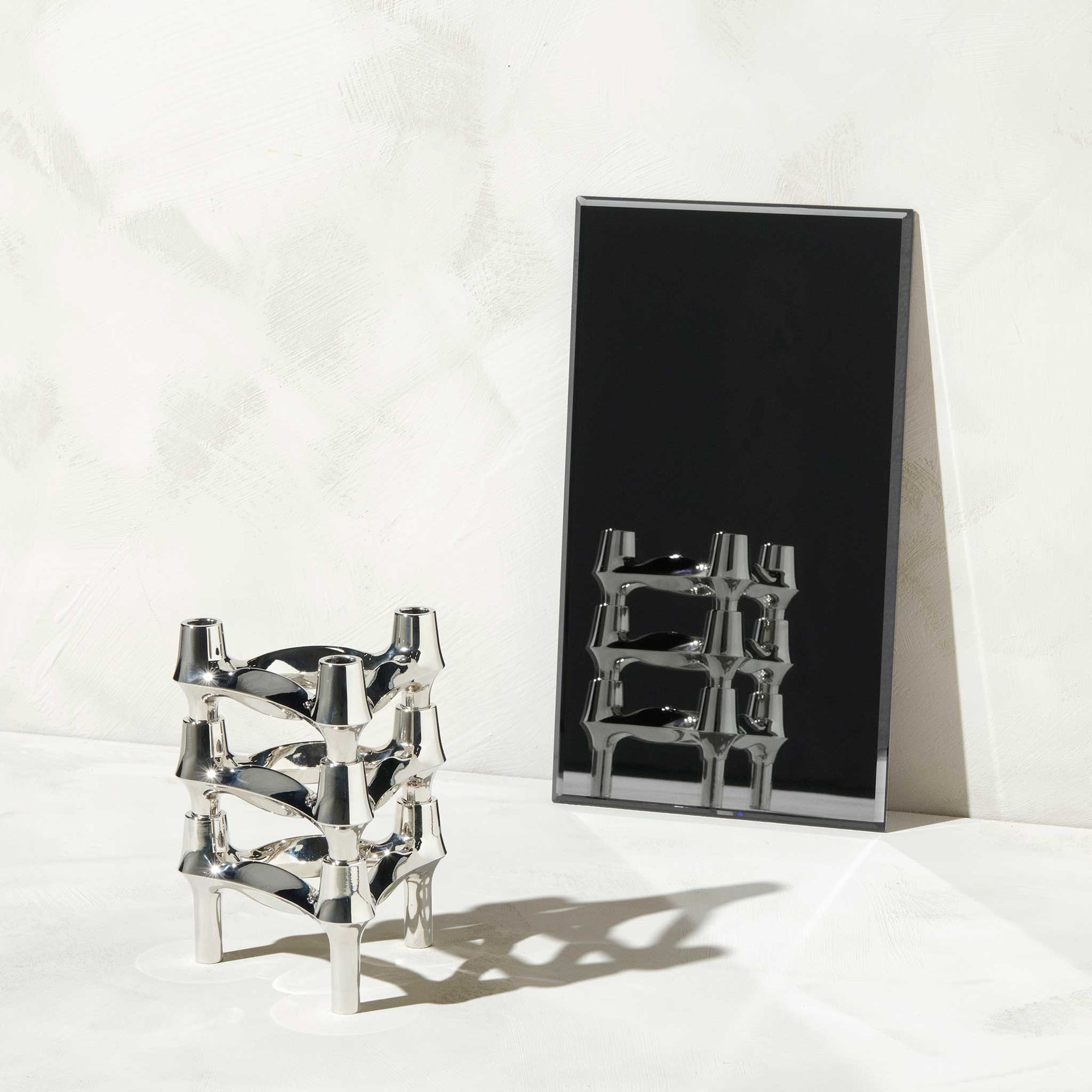 Stoff（ストッフ）は、デンマーク発のデザインブランドで、1960年代の名作「Stoff Nagel（ストッフ・ナゲル）」キャンドルホルダーの復刻から始まりました。建築家Werner Stoff（ヴェルナー・ストッフ）と、ドイツのHans Nagel（ハンス・ナゲル）によって生み出されたこのモジュール式キャンドルホルダーは、彫刻のような幾何学美と、自由な組み合わせによる創造性を兼ね備えたインテリアアートです。現在のStoffは、オリジナルの精神を受け継ぎながら、現代のライフスタイルに合う素材や仕上げを追加し、キャンドルホルダーだけでなくフラワーベースやボウル、ウォールハンガーなど洗練されたアイテムを展開。ミッドセンチュリーや北欧インテリアに調和し、空間に立体感と静謐な存在感を与えます。構築と装飾の境界を超えたStoffの作品は、機能性と造形美が共存する稀有なプロダクトです。