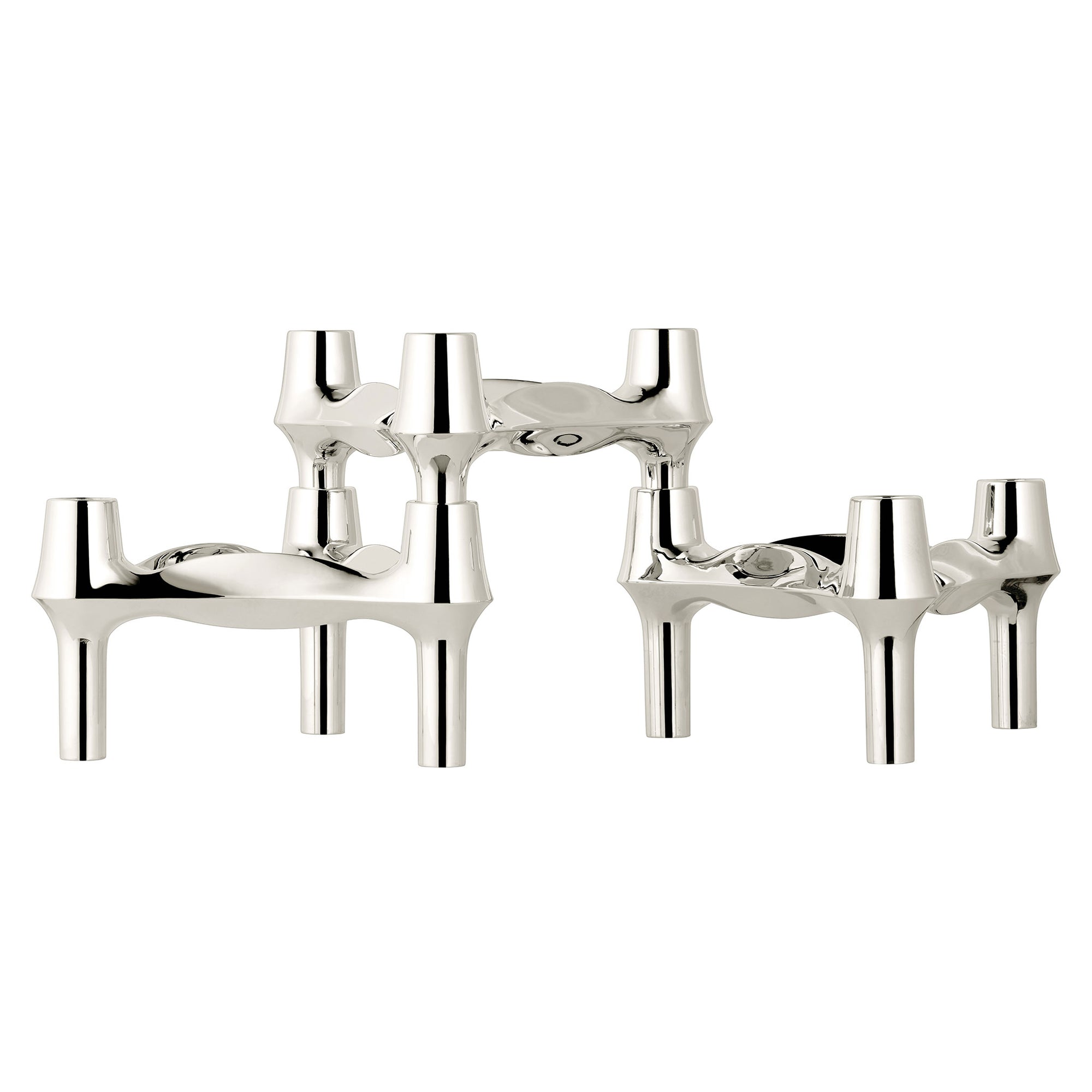 Stoff（ストッフ）は、デンマーク発のデザインブランドで、1960年代の名作「Stoff Nagel（ストッフ・ナゲル）」キャンドルホルダーの復刻から始まりました。建築家Werner Stoff（ヴェルナー・ストッフ）と、ドイツのHans Nagel（ハンス・ナゲル）によって生み出されたこのモジュール式キャンドルホルダーは、彫刻のような幾何学美と、自由な組み合わせによる創造性を兼ね備えたインテリアアートです。現在のStoffは、オリジナルの精神を受け継ぎながら、現代のライフスタイルに合う素材や仕上げを追加し、キャンドルホルダーだけでなくフラワーベースやボウル、ウォールハンガーなど洗練されたアイテムを展開。ミッドセンチュリーや北欧インテリアに調和し、空間に立体感と静謐な存在感を与えます。構築と装飾の境界を超えたStoffの作品は、機能性と造形美が共存する稀有なプロダクトです。