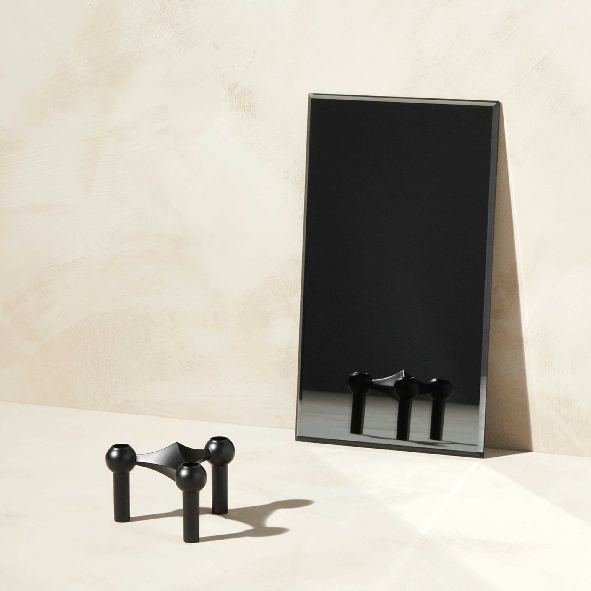 Stoff（ストッフ）は、デンマーク発のデザインブランドで、1960年代の名作「Stoff Nagel（ストッフ・ナゲル）」キャンドルホルダーの復刻から始まりました。建築家Werner Stoff（ヴェルナー・ストッフ）と、ドイツのHans Nagel（ハンス・ナゲル）によって生み出されたこのモジュール式キャンドルホルダーは、彫刻のような幾何学美と、自由な組み合わせによる創造性を兼ね備えたインテリアアートです。現在のStoffは、オリジナルの精神を受け継ぎながら、現代のライフスタイルに合う素材や仕上げを追加し、キャンドルホルダーだけでなくフラワーベースやボウル、ウォールハンガーなど洗練されたアイテムを展開。ミッドセンチュリーや北欧インテリアに調和し、空間に立体感と静謐な存在感を与えます。構築と装飾の境界を超えたStoffの作品は、機能性と造形美が共存する稀有なプロダクトです。