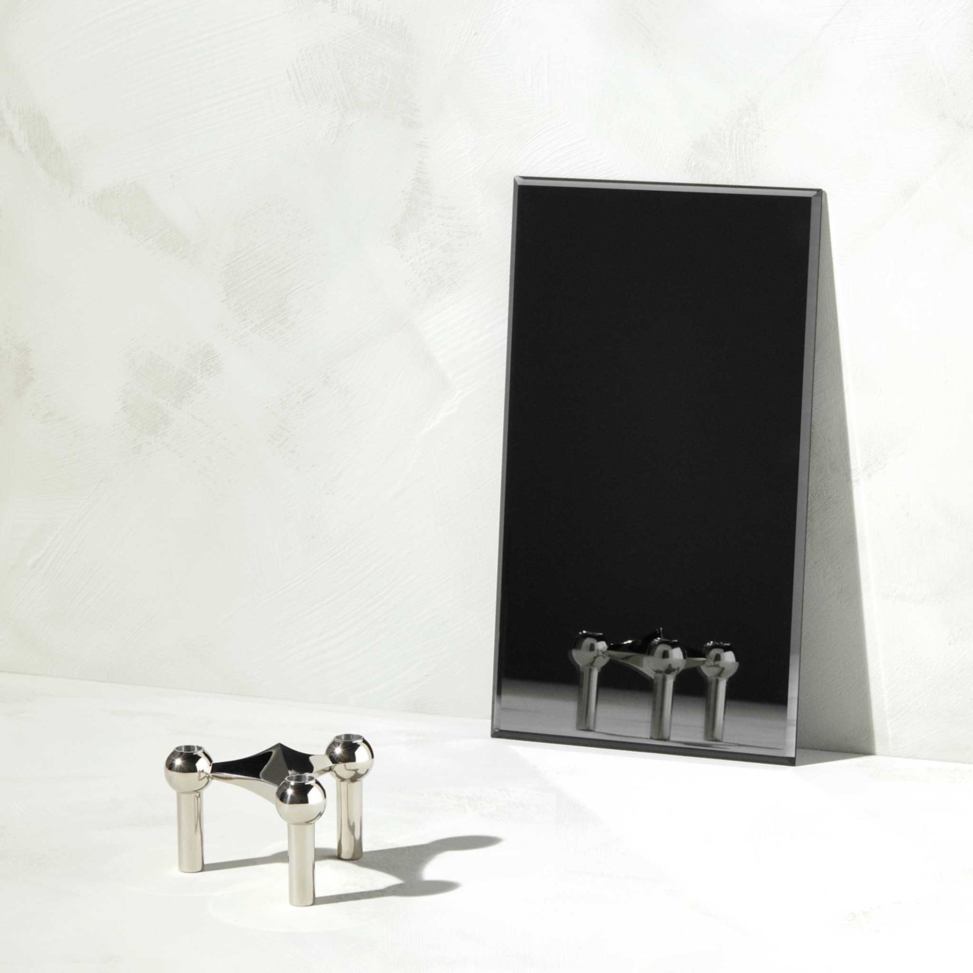 Stoff（ストッフ）は、デンマーク発のデザインブランドで、1960年代の名作「Stoff Nagel（ストッフ・ナゲル）」キャンドルホルダーの復刻から始まりました。建築家Werner Stoff（ヴェルナー・ストッフ）と、ドイツのHans Nagel（ハンス・ナゲル）によって生み出されたこのモジュール式キャンドルホルダーは、彫刻のような幾何学美と、自由な組み合わせによる創造性を兼ね備えたインテリアアートです。現在のStoffは、オリジナルの精神を受け継ぎながら、現代のライフスタイルに合う素材や仕上げを追加し、キャンドルホルダーだけでなくフラワーベースやボウル、ウォールハンガーなど洗練されたアイテムを展開。ミッドセンチュリーや北欧インテリアに調和し、空間に立体感と静謐な存在感を与えます。構築と装飾の境界を超えたStoffの作品は、機能性と造形美が共存する稀有なプロダクトです。