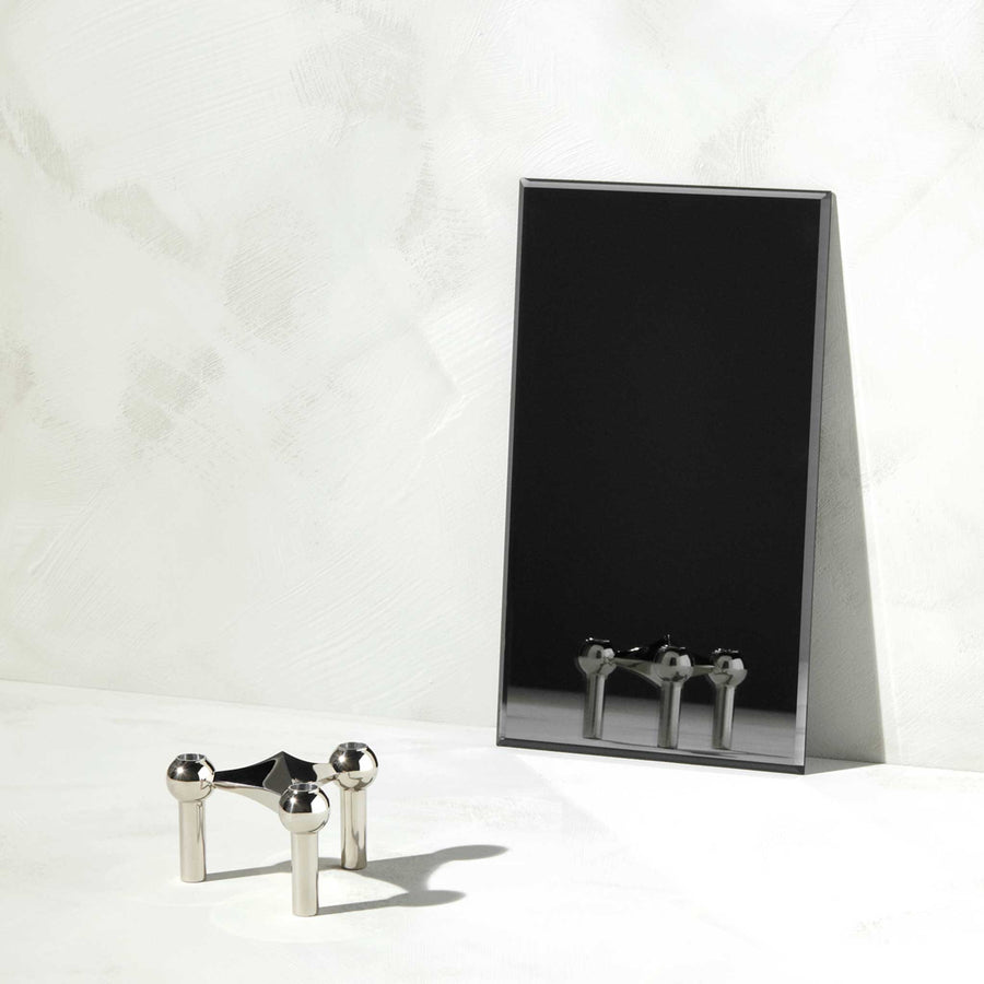 Stoff（ストッフ）は、デンマーク発のデザインブランドで、1960年代の名作「Stoff Nagel（ストッフ・ナゲル）」キャンドルホルダーの復刻から始まりました。建築家Werner Stoff（ヴェルナー・ストッフ）と、ドイツのHans Nagel（ハンス・ナゲル）によって生み出されたこのモジュール式キャンドルホルダーは、彫刻のような幾何学美と、自由な組み合わせによる創造性を兼ね備えたインテリアアートです。現在のStoffは、オリジナルの精神を受け継ぎながら、現代のライフスタイルに合う素材や仕上げを追加し、キャンドルホルダーだけでなくフラワーベースやボウル、ウォールハンガーなど洗練されたアイテムを展開。ミッドセンチュリーや北欧インテリアに調和し、空間に立体感と静謐な存在感を与えます。構築と装飾の境界を超えたStoffの作品は、機能性と造形美が共存する稀有なプロダクトです。