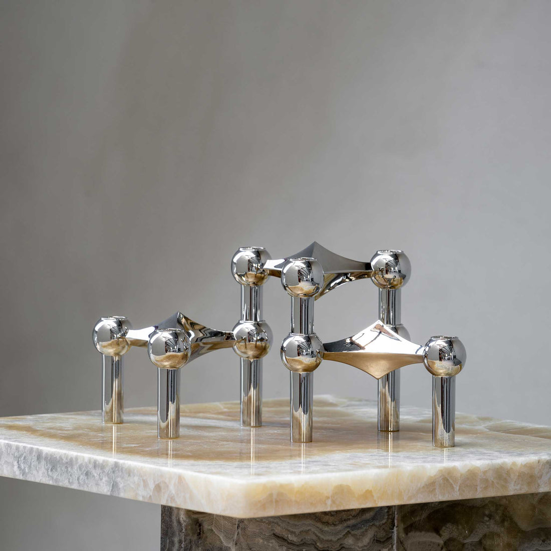 Stoff（ストッフ）は、デンマーク発のデザインブランドで、1960年代の名作「Stoff Nagel（ストッフ・ナゲル）」キャンドルホルダーの復刻から始まりました。建築家Werner Stoff（ヴェルナー・ストッフ）と、ドイツのHans Nagel（ハンス・ナゲル）によって生み出されたこのモジュール式キャンドルホルダーは、彫刻のような幾何学美と、自由な組み合わせによる創造性を兼ね備えたインテリアアートです。現在のStoffは、オリジナルの精神を受け継ぎながら、現代のライフスタイルに合う素材や仕上げを追加し、キャンドルホルダーだけでなくフラワーベースやボウル、ウォールハンガーなど洗練されたアイテムを展開。ミッドセンチュリーや北欧インテリアに調和し、空間に立体感と静謐な存在感を与えます。構築と装飾の境界を超えたStoffの作品は、機能性と造形美が共存する稀有なプロダクトです。