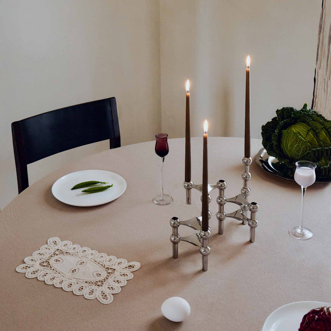 Stoff（ストッフ）は、デンマーク発のデザインブランドで、1960年代の名作「Stoff Nagel（ストッフ・ナゲル）」キャンドルホルダーの復刻から始まりました。建築家Werner Stoff（ヴェルナー・ストッフ）と、ドイツのHans Nagel（ハンス・ナゲル）によって生み出されたこのモジュール式キャンドルホルダーは、彫刻のような幾何学美と、自由な組み合わせによる創造性を兼ね備えたインテリアアートです。現在のStoffは、オリジナルの精神を受け継ぎながら、現代のライフスタイルに合う素材や仕上げを追加し、キャンドルホルダーだけでなくフラワーベースやボウル、ウォールハンガーなど洗練されたアイテムを展開。ミッドセンチュリーや北欧インテリアに調和し、空間に立体感と静謐な存在感を与えます。構築と装飾の境界を超えたStoffの作品は、機能性と造形美が共存する稀有なプロダクトです。