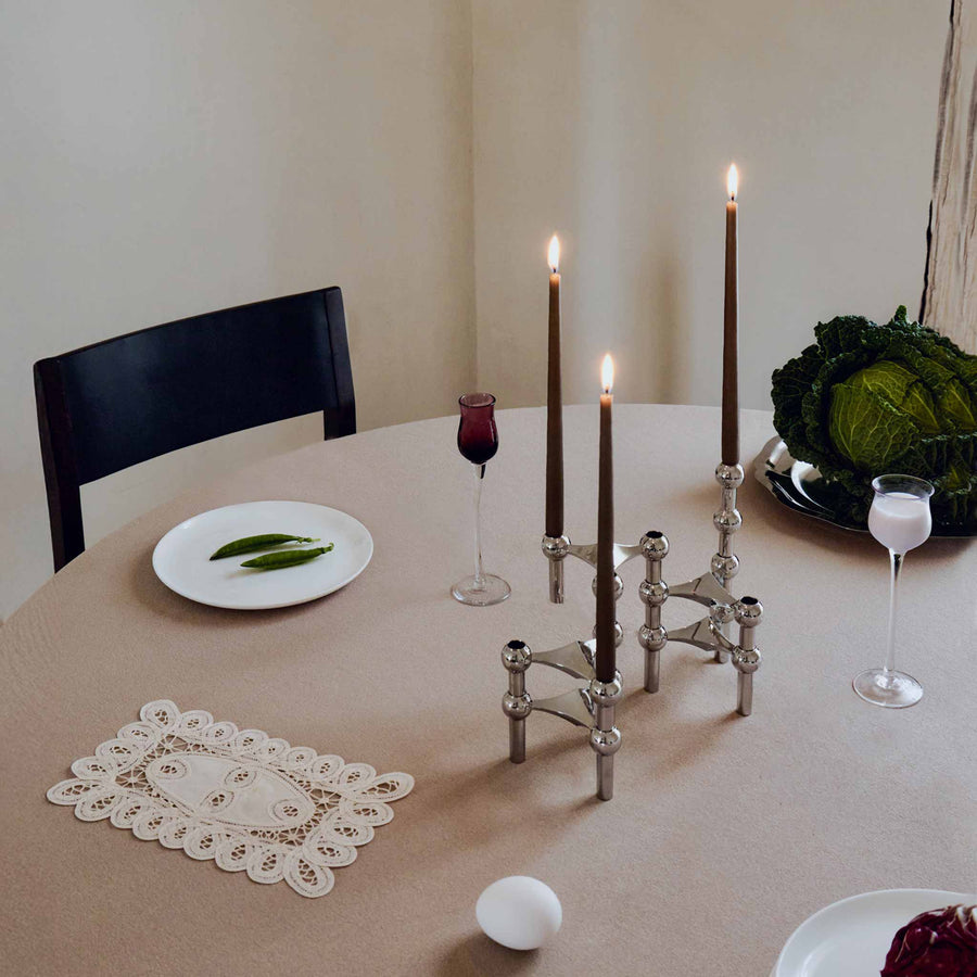 Stoff（ストッフ）は、デンマーク発のデザインブランドで、1960年代の名作「Stoff Nagel（ストッフ・ナゲル）」キャンドルホルダーの復刻から始まりました。建築家Werner Stoff（ヴェルナー・ストッフ）と、ドイツのHans Nagel（ハンス・ナゲル）によって生み出されたこのモジュール式キャンドルホルダーは、彫刻のような幾何学美と、自由な組み合わせによる創造性を兼ね備えたインテリアアートです。現在のStoffは、オリジナルの精神を受け継ぎながら、現代のライフスタイルに合う素材や仕上げを追加し、キャンドルホルダーだけでなくフラワーベースやボウル、ウォールハンガーなど洗練されたアイテムを展開。ミッドセンチュリーや北欧インテリアに調和し、空間に立体感と静謐な存在感を与えます。構築と装飾の境界を超えたStoffの作品は、機能性と造形美が共存する稀有なプロダクトです。