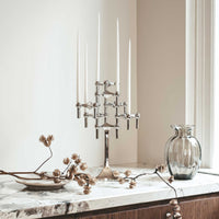 Stoff（ストッフ）は、デンマーク発のデザインブランドで、1960年代の名作「Stoff Nagel（ストッフ・ナゲル）」キャンドルホルダーの復刻から始まりました。建築家Werner Stoff（ヴェルナー・ストッフ）と、ドイツのHans Nagel（ハンス・ナゲル）によって生み出されたこのモジュール式キャンドルホルダーは、彫刻のような幾何学美と、自由な組み合わせによる創造性を兼ね備えたインテリアアートです。現在のStoffは、オリジナルの精神を受け継ぎながら、現代のライフスタイルに合う素材や仕上げを追加し、キャンドルホルダーだけでなくフラワーベースやボウル、ウォールハンガーなど洗練されたアイテムを展開。ミッドセンチュリーや北欧インテリアに調和し、空間に立体感と静謐な存在感を与えます。構築と装飾の境界を超えたStoffの作品は、機能性と造形美が共存する稀有なプロダクトです。