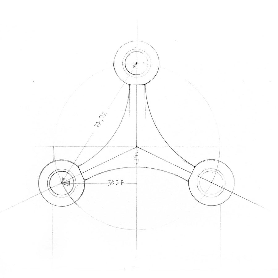 Stoff（ストッフ）は、デンマーク発のデザインブランドで、1960年代の名作「Stoff Nagel（ストッフ・ナゲル）」キャンドルホルダーの復刻から始まりました。建築家Werner Stoff（ヴェルナー・ストッフ）と、ドイツのHans Nagel（ハンス・ナゲル）によって生み出されたこのモジュール式キャンドルホルダーは、彫刻のような幾何学美と、自由な組み合わせによる創造性を兼ね備えたインテリアアートです。現在のStoffは、オリジナルの精神を受け継ぎながら、現代のライフスタイルに合う素材や仕上げを追加し、キャンドルホルダーだけでなくフラワーベースやボウル、ウォールハンガーなど洗練されたアイテムを展開。ミッドセンチュリーや北欧インテリアに調和し、空間に立体感と静謐な存在感を与えます。構築と装飾の境界を超えたStoffの作品は、機能性と造形美が共存する稀有なプロダクトです。