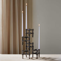 Stoff（ストッフ）は、デンマーク発のデザインブランドで、1960年代の名作「Stoff Nagel（ストッフ・ナゲル）」キャンドルホルダーの復刻から始まりました。建築家Werner Stoff（ヴェルナー・ストッフ）と、ドイツのHans Nagel（ハンス・ナゲル）によって生み出されたこのモジュール式キャンドルホルダーは、彫刻のような幾何学美と、自由な組み合わせによる創造性を兼ね備えたインテリアアートです。現在のStoffは、オリジナルの精神を受け継ぎながら、現代のライフスタイルに合う素材や仕上げを追加し、キャンドルホルダーだけでなくフラワーベースやボウル、ウォールハンガーなど洗練されたアイテムを展開。ミッドセンチュリーや北欧インテリアに調和し、空間に立体感と静謐な存在感を与えます。構築と装飾の境界を超えたStoffの作品は、機能性と造形美が共存する稀有なプロダクトです。