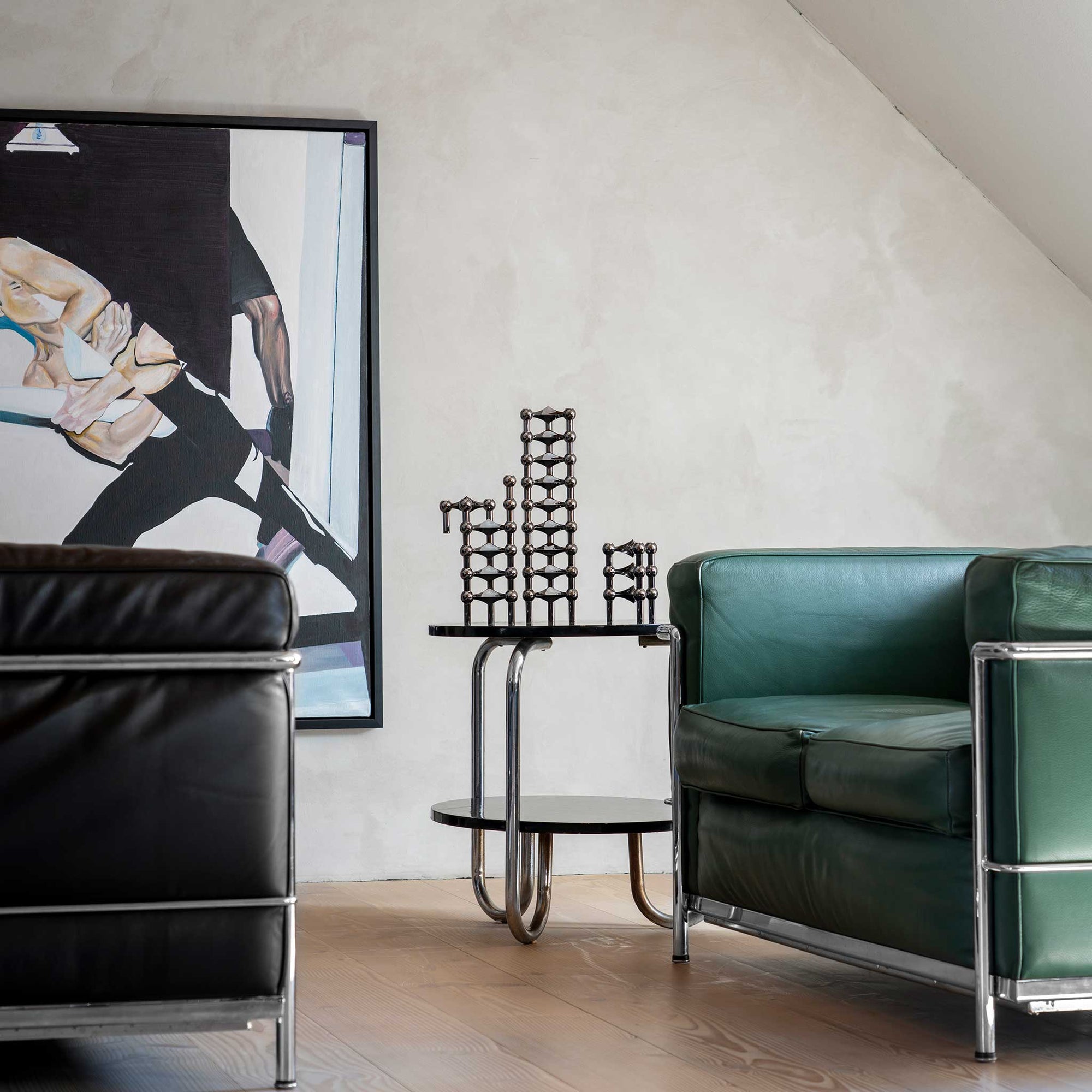 Stoff（ストッフ）は、デンマーク発のデザインブランドで、1960年代の名作「Stoff Nagel（ストッフ・ナゲル）」キャンドルホルダーの復刻から始まりました。建築家Werner Stoff（ヴェルナー・ストッフ）と、ドイツのHans Nagel（ハンス・ナゲル）によって生み出されたこのモジュール式キャンドルホルダーは、彫刻のような幾何学美と、自由な組み合わせによる創造性を兼ね備えたインテリアアートです。現在のStoffは、オリジナルの精神を受け継ぎながら、現代のライフスタイルに合う素材や仕上げを追加し、キャンドルホルダーだけでなくフラワーベースやボウル、ウォールハンガーなど洗練されたアイテムを展開。ミッドセンチュリーや北欧インテリアに調和し、空間に立体感と静謐な存在感を与えます。構築と装飾の境界を超えたStoffの作品は、機能性と造形美が共存する稀有なプロダクトです。