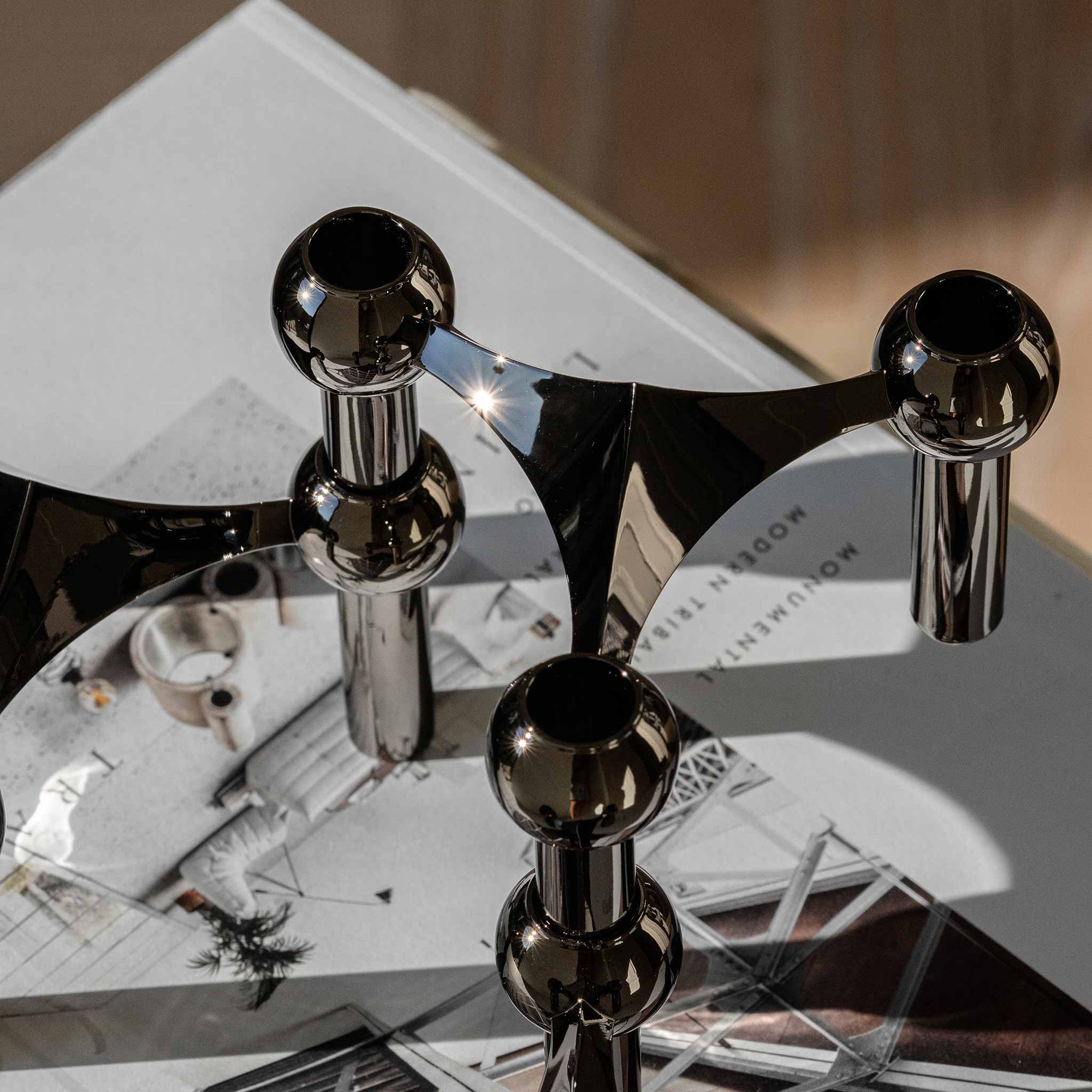 Stoff（ストッフ）は、デンマーク発のデザインブランドで、1960年代の名作「Stoff Nagel（ストッフ・ナゲル）」キャンドルホルダーの復刻から始まりました。建築家Werner Stoff（ヴェルナー・ストッフ）と、ドイツのHans Nagel（ハンス・ナゲル）によって生み出されたこのモジュール式キャンドルホルダーは、彫刻のような幾何学美と、自由な組み合わせによる創造性を兼ね備えたインテリアアートです。現在のStoffは、オリジナルの精神を受け継ぎながら、現代のライフスタイルに合う素材や仕上げを追加し、キャンドルホルダーだけでなくフラワーベースやボウル、ウォールハンガーなど洗練されたアイテムを展開。ミッドセンチュリーや北欧インテリアに調和し、空間に立体感と静謐な存在感を与えます。構築と装飾の境界を超えたStoffの作品は、機能性と造形美が共存する稀有なプロダクトです。