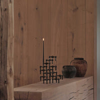 Stoff（ストッフ）は、デンマーク発のデザインブランドで、1960年代の名作「Stoff Nagel（ストッフ・ナゲル）」キャンドルホルダーの復刻から始まりました。建築家Werner Stoff（ヴェルナー・ストッフ）と、ドイツのHans Nagel（ハンス・ナゲル）によって生み出されたこのモジュール式キャンドルホルダーは、彫刻のような幾何学美と、自由な組み合わせによる創造性を兼ね備えたインテリアアートです。現在のStoffは、オリジナルの精神を受け継ぎながら、現代のライフスタイルに合う素材や仕上げを追加し、キャンドルホルダーだけでなくフラワーベースやボウル、ウォールハンガーなど洗練されたアイテムを展開。ミッドセンチュリーや北欧インテリアに調和し、空間に立体感と静謐な存在感を与えます。構築と装飾の境界を超えたStoffの作品は、機能性と造形美が共存する稀有なプロダクトです。