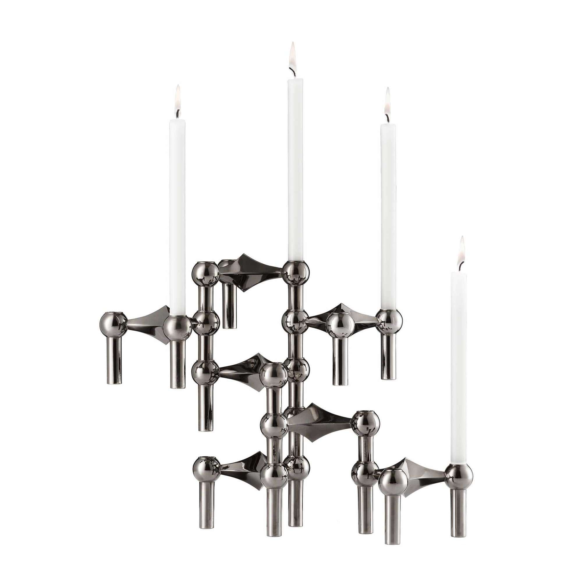 Stoff（ストッフ）は、デンマーク発のデザインブランドで、1960年代の名作「Stoff Nagel（ストッフ・ナゲル）」キャンドルホルダーの復刻から始まりました。建築家Werner Stoff（ヴェルナー・ストッフ）と、ドイツのHans Nagel（ハンス・ナゲル）によって生み出されたこのモジュール式キャンドルホルダーは、彫刻のような幾何学美と、自由な組み合わせによる創造性を兼ね備えたインテリアアートです。現在のStoffは、オリジナルの精神を受け継ぎながら、現代のライフスタイルに合う素材や仕上げを追加し、キャンドルホルダーだけでなくフラワーベースやボウル、ウォールハンガーなど洗練されたアイテムを展開。ミッドセンチュリーや北欧インテリアに調和し、空間に立体感と静謐な存在感を与えます。構築と装飾の境界を超えたStoffの作品は、機能性と造形美が共存する稀有なプロダクトです。