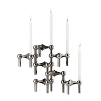 Stoff（ストッフ）は、デンマーク発のデザインブランドで、1960年代の名作「Stoff Nagel（ストッフ・ナゲル）」キャンドルホルダーの復刻から始まりました。建築家Werner Stoff（ヴェルナー・ストッフ）と、ドイツのHans Nagel（ハンス・ナゲル）によって生み出されたこのモジュール式キャンドルホルダーは、彫刻のような幾何学美と、自由な組み合わせによる創造性を兼ね備えたインテリアアートです。現在のStoffは、オリジナルの精神を受け継ぎながら、現代のライフスタイルに合う素材や仕上げを追加し、キャンドルホルダーだけでなくフラワーベースやボウル、ウォールハンガーなど洗練されたアイテムを展開。ミッドセンチュリーや北欧インテリアに調和し、空間に立体感と静謐な存在感を与えます。構築と装飾の境界を超えたStoffの作品は、機能性と造形美が共存する稀有なプロダクトです。