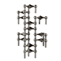 Stoff（ストッフ）は、デンマーク発のデザインブランドで、1960年代の名作「Stoff Nagel（ストッフ・ナゲル）」キャンドルホルダーの復刻から始まりました。建築家Werner Stoff（ヴェルナー・ストッフ）と、ドイツのHans Nagel（ハンス・ナゲル）によって生み出されたこのモジュール式キャンドルホルダーは、彫刻のような幾何学美と、自由な組み合わせによる創造性を兼ね備えたインテリアアートです。現在のStoffは、オリジナルの精神を受け継ぎながら、現代のライフスタイルに合う素材や仕上げを追加し、キャンドルホルダーだけでなくフラワーベースやボウル、ウォールハンガーなど洗練されたアイテムを展開。ミッドセンチュリーや北欧インテリアに調和し、空間に立体感と静謐な存在感を与えます。構築と装飾の境界を超えたStoffの作品は、機能性と造形美が共存する稀有なプロダクトです。