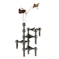 Stoff（ストッフ）は、デンマーク発のデザインブランドで、1960年代の名作「Stoff Nagel（ストッフ・ナゲル）」キャンドルホルダーの復刻から始まりました。建築家Werner Stoff（ヴェルナー・ストッフ）と、ドイツのHans Nagel（ハンス・ナゲル）によって生み出されたこのモジュール式キャンドルホルダーは、彫刻のような幾何学美と、自由な組み合わせによる創造性を兼ね備えたインテリアアートです。現在のStoffは、オリジナルの精神を受け継ぎながら、現代のライフスタイルに合う素材や仕上げを追加し、キャンドルホルダーだけでなくフラワーベースやボウル、ウォールハンガーなど洗練されたアイテムを展開。ミッドセンチュリーや北欧インテリアに調和し、空間に立体感と静謐な存在感を与えます。構築と装飾の境界を超えたStoffの作品は、機能性と造形美が共存する稀有なプロダクトです。