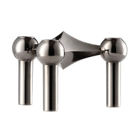 Stoff（ストッフ）は、デンマーク発のデザインブランドで、1960年代の名作「Stoff Nagel（ストッフ・ナゲル）」キャンドルホルダーの復刻から始まりました。建築家Werner Stoff（ヴェルナー・ストッフ）と、ドイツのHans Nagel（ハンス・ナゲル）によって生み出されたこのモジュール式キャンドルホルダーは、彫刻のような幾何学美と、自由な組み合わせによる創造性を兼ね備えたインテリアアートです。現在のStoffは、オリジナルの精神を受け継ぎながら、現代のライフスタイルに合う素材や仕上げを追加し、キャンドルホルダーだけでなくフラワーベースやボウル、ウォールハンガーなど洗練されたアイテムを展開。ミッドセンチュリーや北欧インテリアに調和し、空間に立体感と静謐な存在感を与えます。構築と装飾の境界を超えたStoffの作品は、機能性と造形美が共存する稀有なプロダクトです。