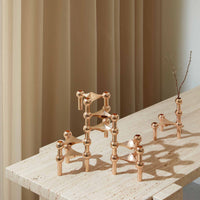 Stoff（ストッフ）は、デンマーク発のデザインブランドで、1960年代の名作「Stoff Nagel（ストッフ・ナゲル）」キャンドルホルダーの復刻から始まりました。建築家Werner Stoff（ヴェルナー・ストッフ）と、ドイツのHans Nagel（ハンス・ナゲル）によって生み出されたこのモジュール式キャンドルホルダーは、彫刻のような幾何学美と、自由な組み合わせによる創造性を兼ね備えたインテリアアートです。現在のStoffは、オリジナルの精神を受け継ぎながら、現代のライフスタイルに合う素材や仕上げを追加し、キャンドルホルダーだけでなくフラワーベースやボウル、ウォールハンガーなど洗練されたアイテムを展開。ミッドセンチュリーや北欧インテリアに調和し、空間に立体感と静謐な存在感を与えます。構築と装飾の境界を超えたStoffの作品は、機能性と造形美が共存する稀有なプロダクトです。