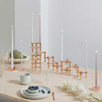 Stoff（ストッフ）は、デンマーク発のデザインブランドで、1960年代の名作「Stoff Nagel（ストッフ・ナゲル）」キャンドルホルダーの復刻から始まりました。建築家Werner Stoff（ヴェルナー・ストッフ）と、ドイツのHans Nagel（ハンス・ナゲル）によって生み出されたこのモジュール式キャンドルホルダーは、彫刻のような幾何学美と、自由な組み合わせによる創造性を兼ね備えたインテリアアートです。現在のStoffは、オリジナルの精神を受け継ぎながら、現代のライフスタイルに合う素材や仕上げを追加し、キャンドルホルダーだけでなくフラワーベースやボウル、ウォールハンガーなど洗練されたアイテムを展開。ミッドセンチュリーや北欧インテリアに調和し、空間に立体感と静謐な存在感を与えます。構築と装飾の境界を超えたStoffの作品は、機能性と造形美が共存する稀有なプロダクトです。