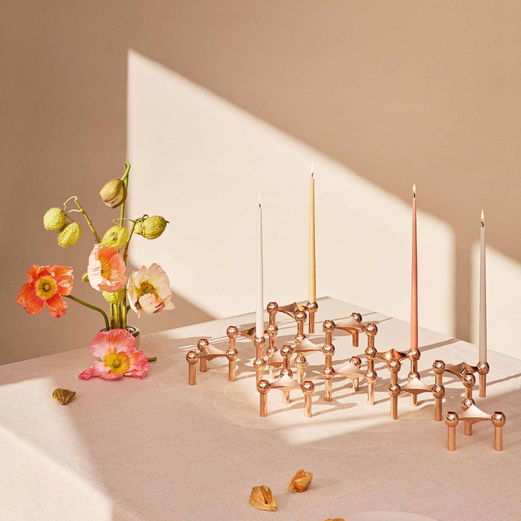 Stoff（ストッフ）は、デンマーク発のデザインブランドで、1960年代の名作「Stoff Nagel（ストッフ・ナゲル）」キャンドルホルダーの復刻から始まりました。建築家Werner Stoff（ヴェルナー・ストッフ）と、ドイツのHans Nagel（ハンス・ナゲル）によって生み出されたこのモジュール式キャンドルホルダーは、彫刻のような幾何学美と、自由な組み合わせによる創造性を兼ね備えたインテリアアートです。現在のStoffは、オリジナルの精神を受け継ぎながら、現代のライフスタイルに合う素材や仕上げを追加し、キャンドルホルダーだけでなくフラワーベースやボウル、ウォールハンガーなど洗練されたアイテムを展開。ミッドセンチュリーや北欧インテリアに調和し、空間に立体感と静謐な存在感を与えます。構築と装飾の境界を超えたStoffの作品は、機能性と造形美が共存する稀有なプロダクトです。