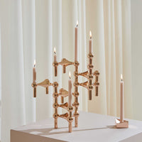 Stoff（ストッフ）は、デンマーク発のデザインブランドで、1960年代の名作「Stoff Nagel（ストッフ・ナゲル）」キャンドルホルダーの復刻から始まりました。建築家Werner Stoff（ヴェルナー・ストッフ）と、ドイツのHans Nagel（ハンス・ナゲル）によって生み出されたこのモジュール式キャンドルホルダーは、彫刻のような幾何学美と、自由な組み合わせによる創造性を兼ね備えたインテリアアートです。現在のStoffは、オリジナルの精神を受け継ぎながら、現代のライフスタイルに合う素材や仕上げを追加し、キャンドルホルダーだけでなくフラワーベースやボウル、ウォールハンガーなど洗練されたアイテムを展開。ミッドセンチュリーや北欧インテリアに調和し、空間に立体感と静謐な存在感を与えます。構築と装飾の境界を超えたStoffの作品は、機能性と造形美が共存する稀有なプロダクトです。