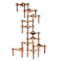 Stoff（ストッフ）は、デンマーク発のデザインブランドで、1960年代の名作「Stoff Nagel（ストッフ・ナゲル）」キャンドルホルダーの復刻から始まりました。建築家Werner Stoff（ヴェルナー・ストッフ）と、ドイツのHans Nagel（ハンス・ナゲル）によって生み出されたこのモジュール式キャンドルホルダーは、彫刻のような幾何学美と、自由な組み合わせによる創造性を兼ね備えたインテリアアートです。現在のStoffは、オリジナルの精神を受け継ぎながら、現代のライフスタイルに合う素材や仕上げを追加し、キャンドルホルダーだけでなくフラワーベースやボウル、ウォールハンガーなど洗練されたアイテムを展開。ミッドセンチュリーや北欧インテリアに調和し、空間に立体感と静謐な存在感を与えます。構築と装飾の境界を超えたStoffの作品は、機能性と造形美が共存する稀有なプロダクトです。