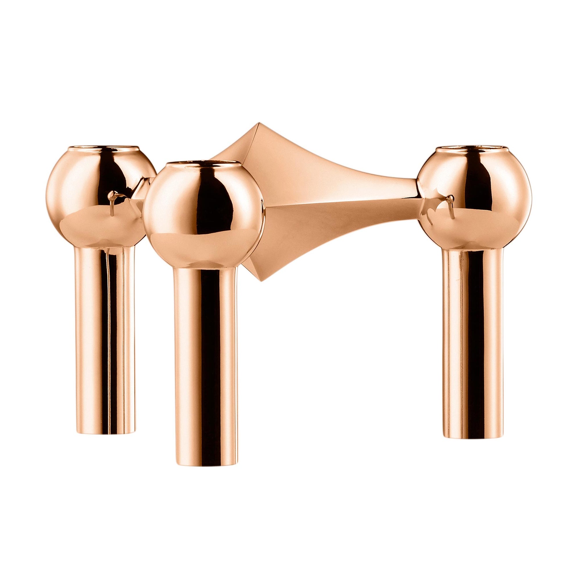 Stoff（ストッフ）は、デンマーク発のデザインブランドで、1960年代の名作「Stoff Nagel（ストッフ・ナゲル）」キャンドルホルダーの復刻から始まりました。建築家Werner Stoff（ヴェルナー・ストッフ）と、ドイツのHans Nagel（ハンス・ナゲル）によって生み出されたこのモジュール式キャンドルホルダーは、彫刻のような幾何学美と、自由な組み合わせによる創造性を兼ね備えたインテリアアートです。現在のStoffは、オリジナルの精神を受け継ぎながら、現代のライフスタイルに合う素材や仕上げを追加し、キャンドルホルダーだけでなくフラワーベースやボウル、ウォールハンガーなど洗練されたアイテムを展開。ミッドセンチュリーや北欧インテリアに調和し、空間に立体感と静謐な存在感を与えます。構築と装飾の境界を超えたStoffの作品は、機能性と造形美が共存する稀有なプロダクトです。