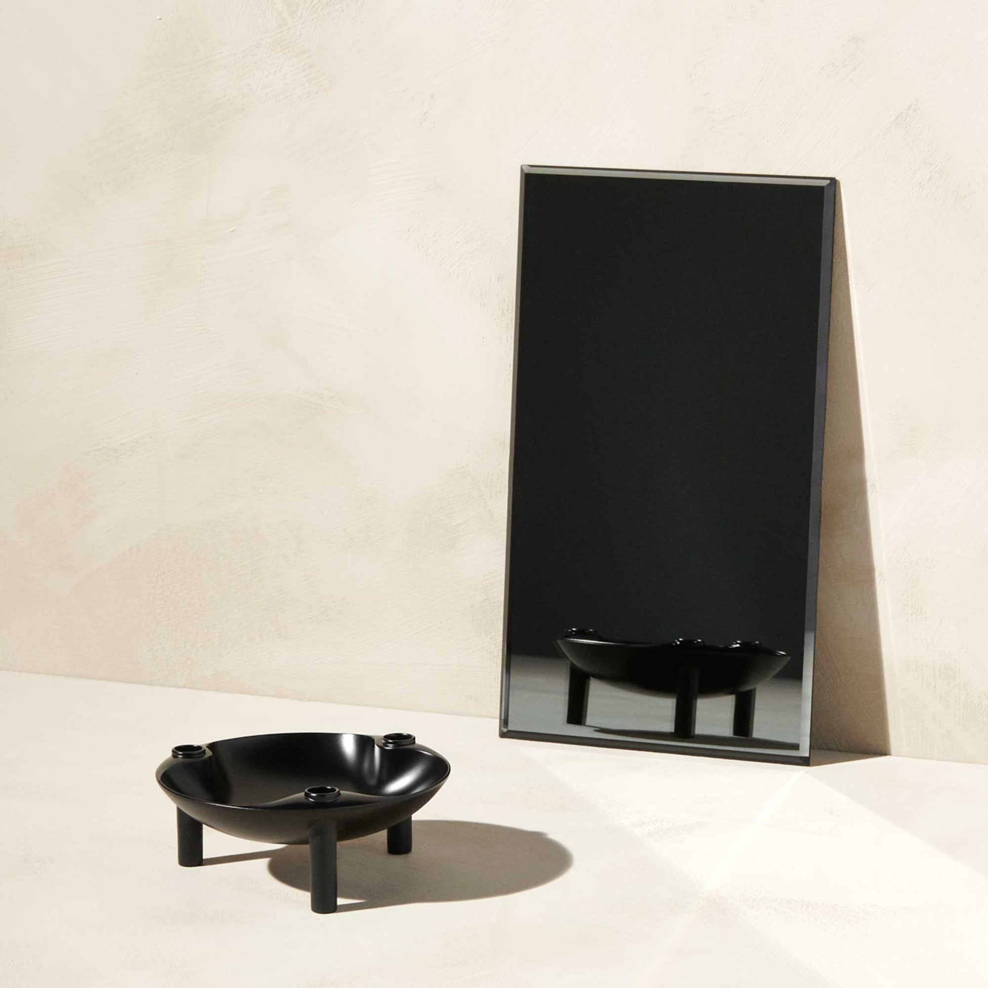 Stoff（ストッフ）は、デンマーク発のデザインブランドで、1960年代の名作「Stoff Nagel（ストッフ・ナゲル）」キャンドルホルダーの復刻から始まりました。建築家Werner Stoff（ヴェルナー・ストッフ）と、ドイツのHans Nagel（ハンス・ナゲル）によって生み出されたこのモジュール式キャンドルホルダーは、彫刻のような幾何学美と、自由な組み合わせによる創造性を兼ね備えたインテリアアートです。現在のStoffは、オリジナルの精神を受け継ぎながら、現代のライフスタイルに合う素材や仕上げを追加し、キャンドルホルダーだけでなくフラワーベースやボウル、ウォールハンガーなど洗練されたアイテムを展開。ミッドセンチュリーや北欧インテリアに調和し、空間に立体感と静謐な存在感を与えます。構築と装飾の境界を超えたStoffの作品は、機能性と造形美が共存する稀有なプロダクトです。