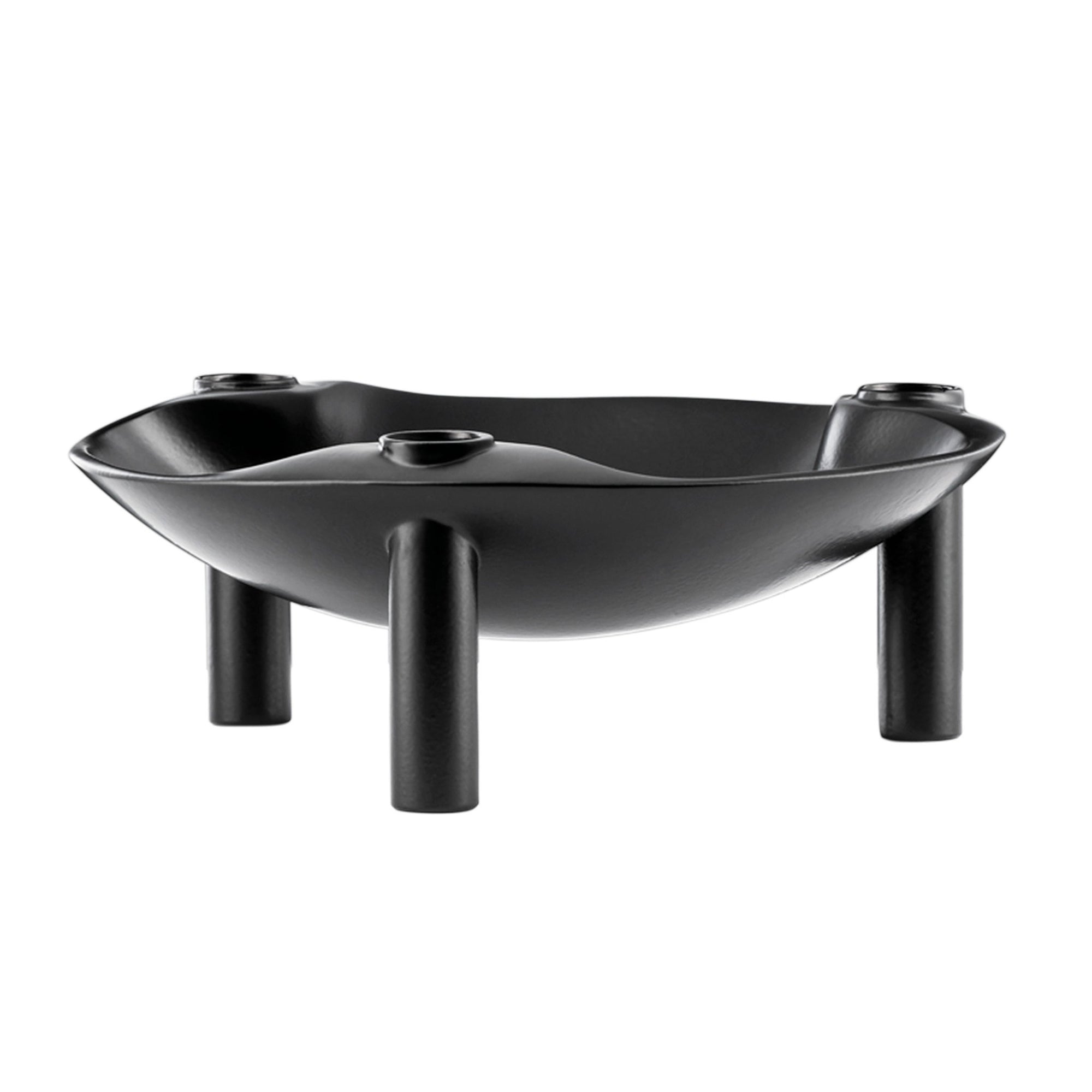 Stoff（ストッフ）は、デンマーク発のデザインブランドで、1960年代の名作「Stoff Nagel（ストッフ・ナゲル）」キャンドルホルダーの復刻から始まりました。建築家Werner Stoff（ヴェルナー・ストッフ）と、ドイツのHans Nagel（ハンス・ナゲル）によって生み出されたこのモジュール式キャンドルホルダーは、彫刻のような幾何学美と、自由な組み合わせによる創造性を兼ね備えたインテリアアートです。現在のStoffは、オリジナルの精神を受け継ぎながら、現代のライフスタイルに合う素材や仕上げを追加し、キャンドルホルダーだけでなくフラワーベースやボウル、ウォールハンガーなど洗練されたアイテムを展開。ミッドセンチュリーや北欧インテリアに調和し、空間に立体感と静謐な存在感を与えます。構築と装飾の境界を超えたStoffの作品は、機能性と造形美が共存する稀有なプロダクトです。