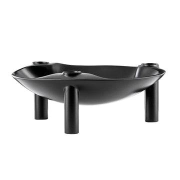 Stoff（ストッフ）は、デンマーク発のデザインブランドで、1960年代の名作「Stoff Nagel（ストッフ・ナゲル）」キャンドルホルダーの復刻から始まりました。建築家Werner Stoff（ヴェルナー・ストッフ）と、ドイツのHans Nagel（ハンス・ナゲル）によって生み出されたこのモジュール式キャンドルホルダーは、彫刻のような幾何学美と、自由な組み合わせによる創造性を兼ね備えたインテリアアートです。現在のStoffは、オリジナルの精神を受け継ぎながら、現代のライフスタイルに合う素材や仕上げを追加し、キャンドルホルダーだけでなくフラワーベースやボウル、ウォールハンガーなど洗練されたアイテムを展開。ミッドセンチュリーや北欧インテリアに調和し、空間に立体感と静謐な存在感を与えます。構築と装飾の境界を超えたStoffの作品は、機能性と造形美が共存する稀有なプロダクトです。