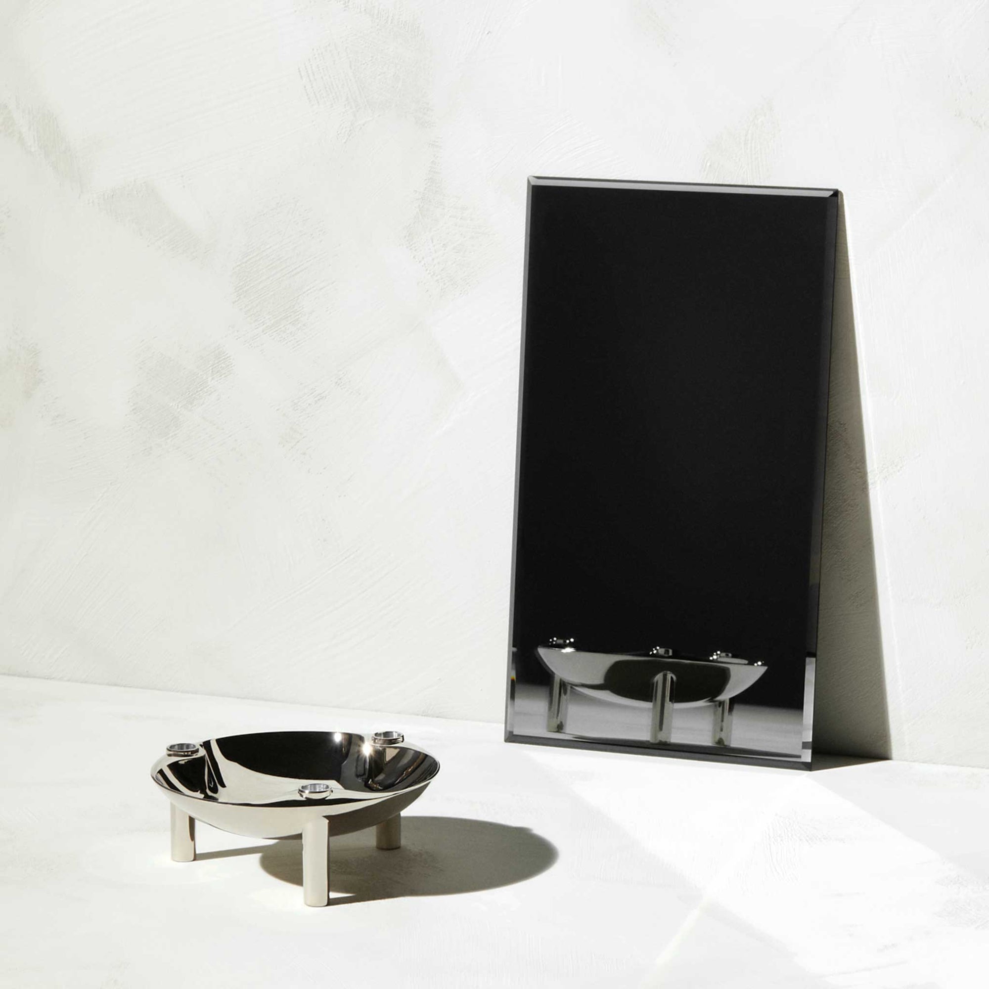 Stoff（ストッフ）は、デンマーク発のデザインブランドで、1960年代の名作「Stoff Nagel（ストッフ・ナゲル）」キャンドルホルダーの復刻から始まりました。建築家Werner Stoff（ヴェルナー・ストッフ）と、ドイツのHans Nagel（ハンス・ナゲル）によって生み出されたこのモジュール式キャンドルホルダーは、彫刻のような幾何学美と、自由な組み合わせによる創造性を兼ね備えたインテリアアートです。現在のStoffは、オリジナルの精神を受け継ぎながら、現代のライフスタイルに合う素材や仕上げを追加し、キャンドルホルダーだけでなくフラワーベースやボウル、ウォールハンガーなど洗練されたアイテムを展開。ミッドセンチュリーや北欧インテリアに調和し、空間に立体感と静謐な存在感を与えます。構築と装飾の境界を超えたStoffの作品は、機能性と造形美が共存する稀有なプロダクトです。