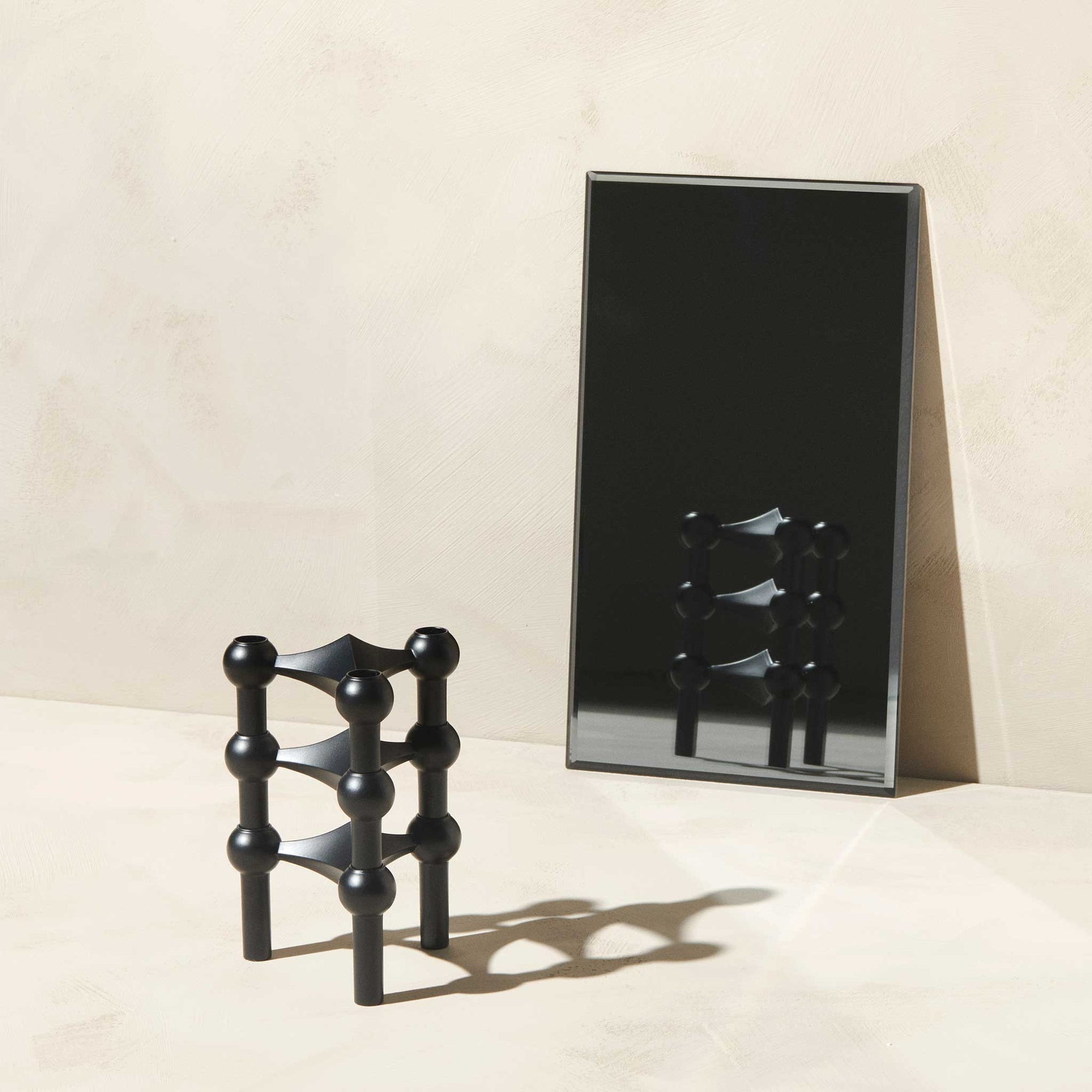 Stoff（ストッフ）は、デンマーク発のデザインブランドで、1960年代の名作「Stoff Nagel（ストッフ・ナゲル）」キャンドルホルダーの復刻から始まりました。建築家Werner Stoff（ヴェルナー・ストッフ）と、ドイツのHans Nagel（ハンス・ナゲル）によって生み出されたこのモジュール式キャンドルホルダーは、彫刻のような幾何学美と、自由な組み合わせによる創造性を兼ね備えたインテリアアートです。現在のStoffは、オリジナルの精神を受け継ぎながら、現代のライフスタイルに合う素材や仕上げを追加し、キャンドルホルダーだけでなくフラワーベースやボウル、ウォールハンガーなど洗練されたアイテムを展開。ミッドセンチュリーや北欧インテリアに調和し、空間に立体感と静謐な存在感を与えます。構築と装飾の境界を超えたStoffの作品は、機能性と造形美が共存する稀有なプロダクトです。