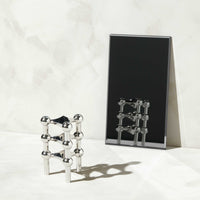 Stoff（ストッフ）は、デンマーク発のデザインブランドで、1960年代の名作「Stoff Nagel（ストッフ・ナゲル）」キャンドルホルダーの復刻から始まりました。建築家Werner Stoff（ヴェルナー・ストッフ）と、ドイツのHans Nagel（ハンス・ナゲル）によって生み出されたこのモジュール式キャンドルホルダーは、彫刻のような幾何学美と、自由な組み合わせによる創造性を兼ね備えたインテリアアートです。現在のStoffは、オリジナルの精神を受け継ぎながら、現代のライフスタイルに合う素材や仕上げを追加し、キャンドルホルダーだけでなくフラワーベースやボウル、ウォールハンガーなど洗練されたアイテムを展開。ミッドセンチュリーや北欧インテリアに調和し、空間に立体感と静謐な存在感を与えます。構築と装飾の境界を超えたStoffの作品は、機能性と造形美が共存する稀有なプロダクトです。