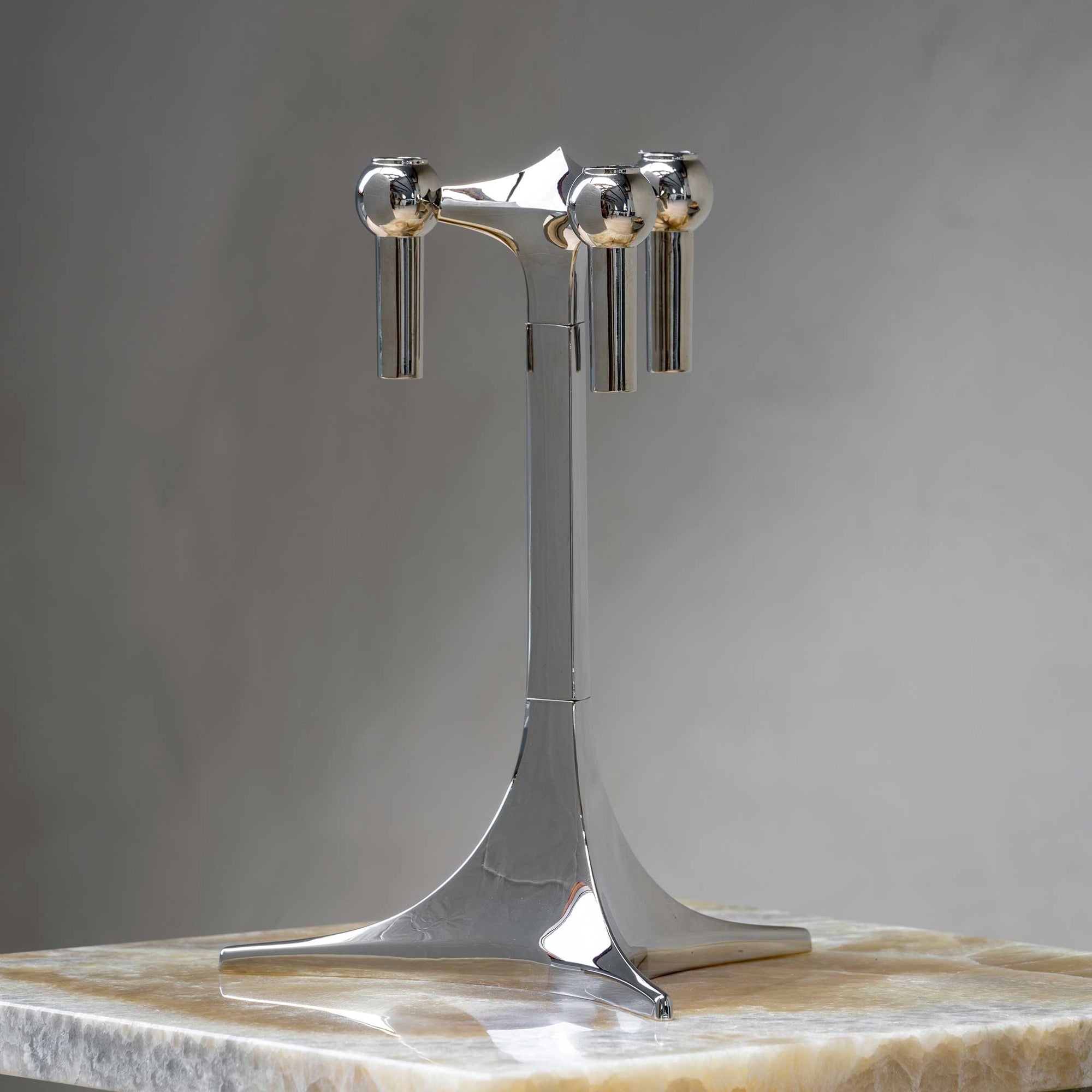 Stoff（ストッフ）は、デンマーク発のデザインブランドで、1960年代の名作「Stoff Nagel（ストッフ・ナゲル）」キャンドルホルダーの復刻から始まりました。建築家Werner Stoff（ヴェルナー・ストッフ）と、ドイツのHans Nagel（ハンス・ナゲル）によって生み出されたこのモジュール式キャンドルホルダーは、彫刻のような幾何学美と、自由な組み合わせによる創造性を兼ね備えたインテリアアートです。現在のStoffは、オリジナルの精神を受け継ぎながら、現代のライフスタイルに合う素材や仕上げを追加し、キャンドルホルダーだけでなくフラワーベースやボウル、ウォールハンガーなど洗練されたアイテムを展開。ミッドセンチュリーや北欧インテリアに調和し、空間に立体感と静謐な存在感を与えます。構築と装飾の境界を超えたStoffの作品は、機能性と造形美が共存する稀有なプロダクトです。