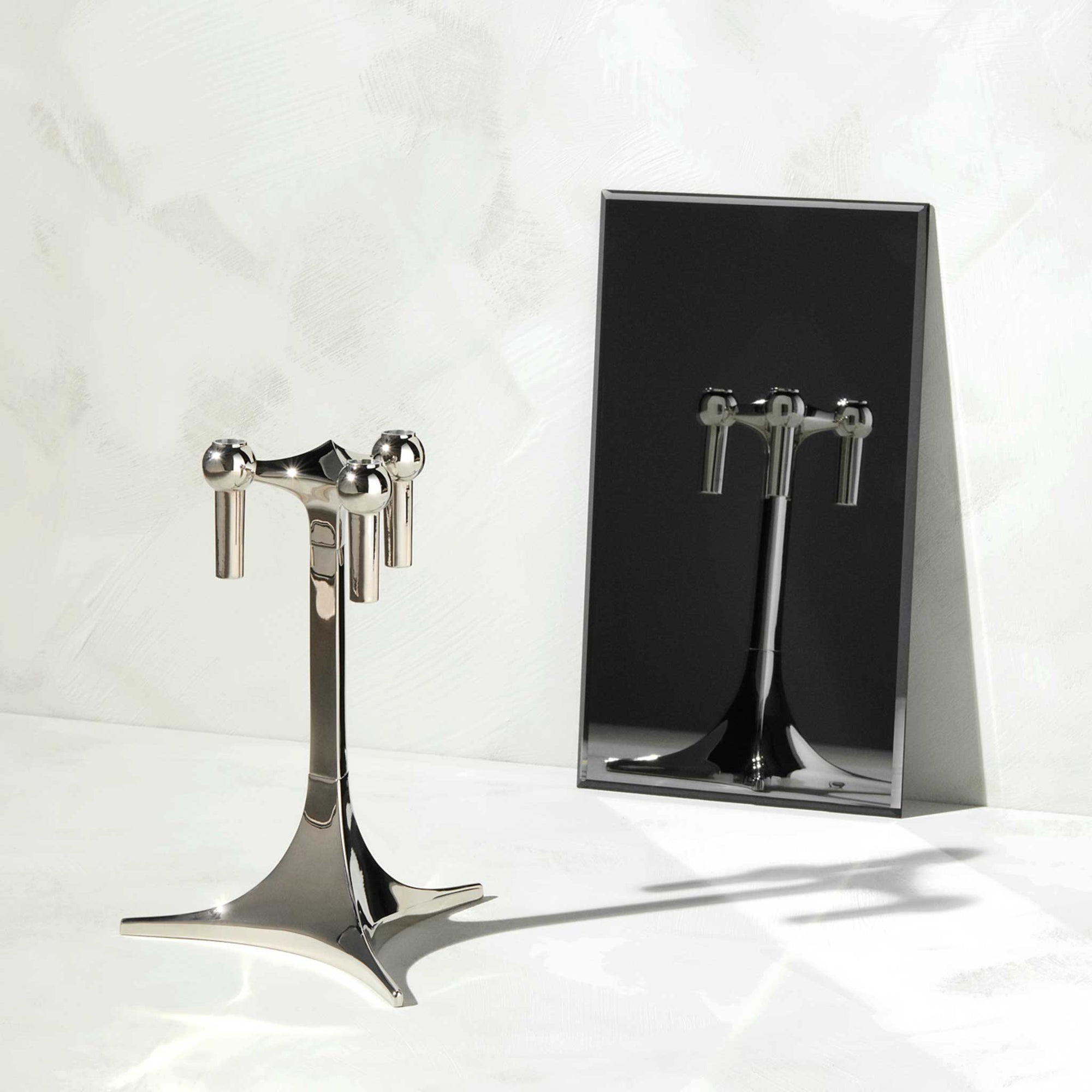Stoff（ストッフ）は、デンマーク発のデザインブランドで、1960年代の名作「Stoff Nagel（ストッフ・ナゲル）」キャンドルホルダーの復刻から始まりました。建築家Werner Stoff（ヴェルナー・ストッフ）と、ドイツのHans Nagel（ハンス・ナゲル）によって生み出されたこのモジュール式キャンドルホルダーは、彫刻のような幾何学美と、自由な組み合わせによる創造性を兼ね備えたインテリアアートです。現在のStoffは、オリジナルの精神を受け継ぎながら、現代のライフスタイルに合う素材や仕上げを追加し、キャンドルホルダーだけでなくフラワーベースやボウル、ウォールハンガーなど洗練されたアイテムを展開。ミッドセンチュリーや北欧インテリアに調和し、空間に立体感と静謐な存在感を与えます。構築と装飾の境界を超えたStoffの作品は、機能性と造形美が共存する稀有なプロダクトです。