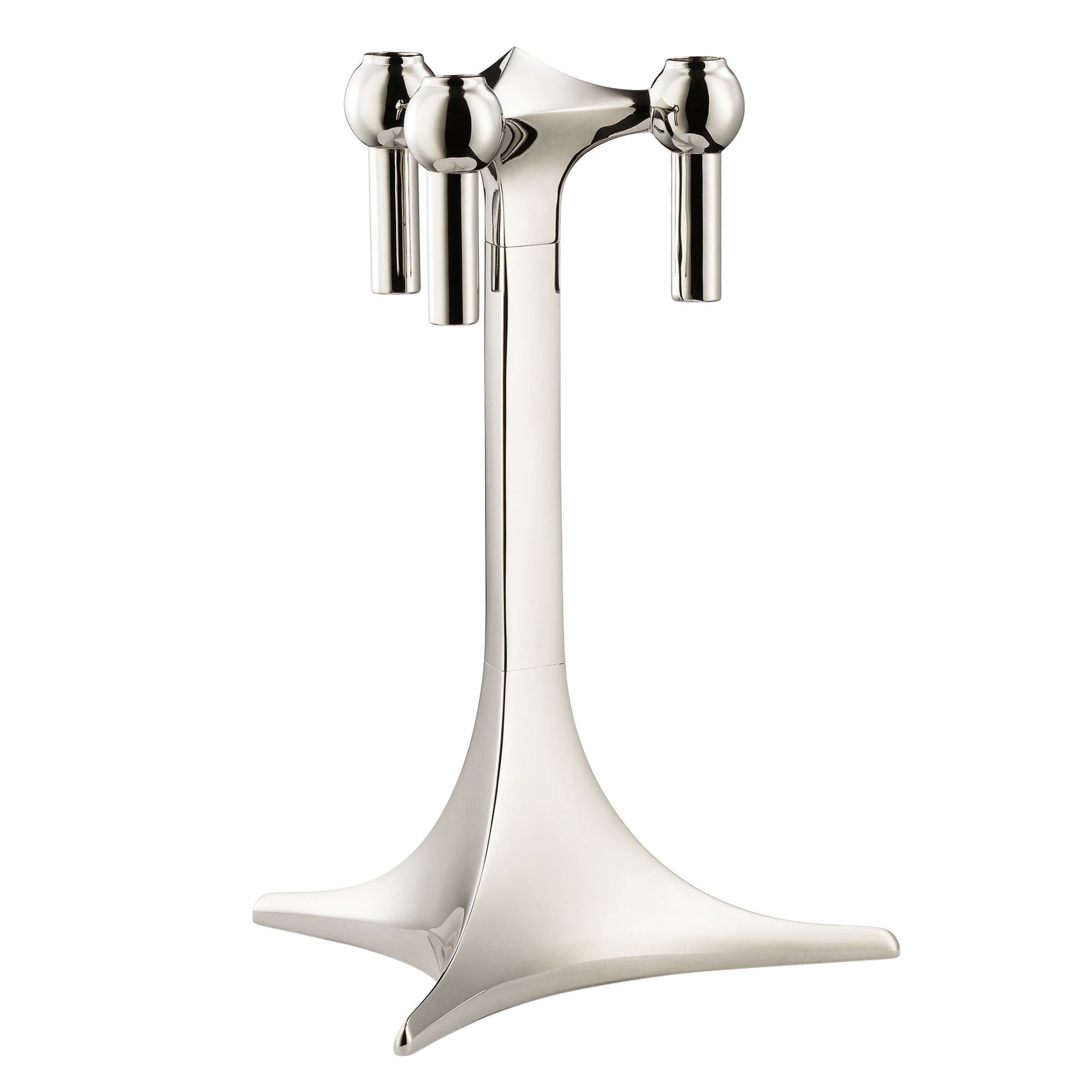 Stoff（ストッフ）は、デンマーク発のデザインブランドで、1960年代の名作「Stoff Nagel（ストッフ・ナゲル）」キャンドルホルダーの復刻から始まりました。建築家Werner Stoff（ヴェルナー・ストッフ）と、ドイツのHans Nagel（ハンス・ナゲル）によって生み出されたこのモジュール式キャンドルホルダーは、彫刻のような幾何学美と、自由な組み合わせによる創造性を兼ね備えたインテリアアートです。現在のStoffは、オリジナルの精神を受け継ぎながら、現代のライフスタイルに合う素材や仕上げを追加し、キャンドルホルダーだけでなくフラワーベースやボウル、ウォールハンガーなど洗練されたアイテムを展開。ミッドセンチュリーや北欧インテリアに調和し、空間に立体感と静謐な存在感を与えます。構築と装飾の境界を超えたStoffの作品は、機能性と造形美が共存する稀有なプロダクトです。