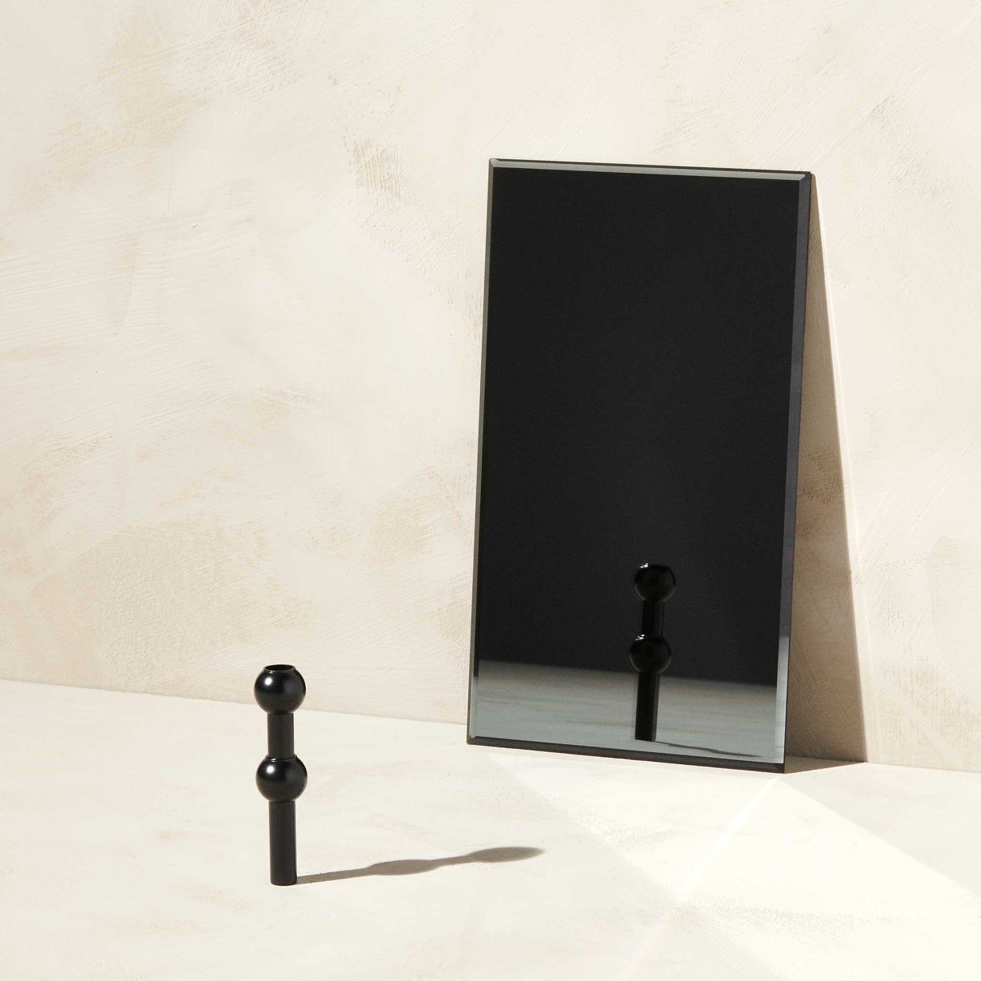 Stoff（ストッフ）は、デンマーク発のデザインブランドで、1960年代の名作「Stoff Nagel（ストッフ・ナゲル）」キャンドルホルダーの復刻から始まりました。建築家Werner Stoff（ヴェルナー・ストッフ）と、ドイツのHans Nagel（ハンス・ナゲル）によって生み出されたこのモジュール式キャンドルホルダーは、彫刻のような幾何学美と、自由な組み合わせによる創造性を兼ね備えたインテリアアートです。現在のStoffは、オリジナルの精神を受け継ぎながら、現代のライフスタイルに合う素材や仕上げを追加し、キャンドルホルダーだけでなくフラワーベースやボウル、ウォールハンガーなど洗練されたアイテムを展開。ミッドセンチュリーや北欧インテリアに調和し、空間に立体感と静謐な存在感を与えます。構築と装飾の境界を超えたStoffの作品は、機能性と造形美が共存する稀有なプロダクトです。