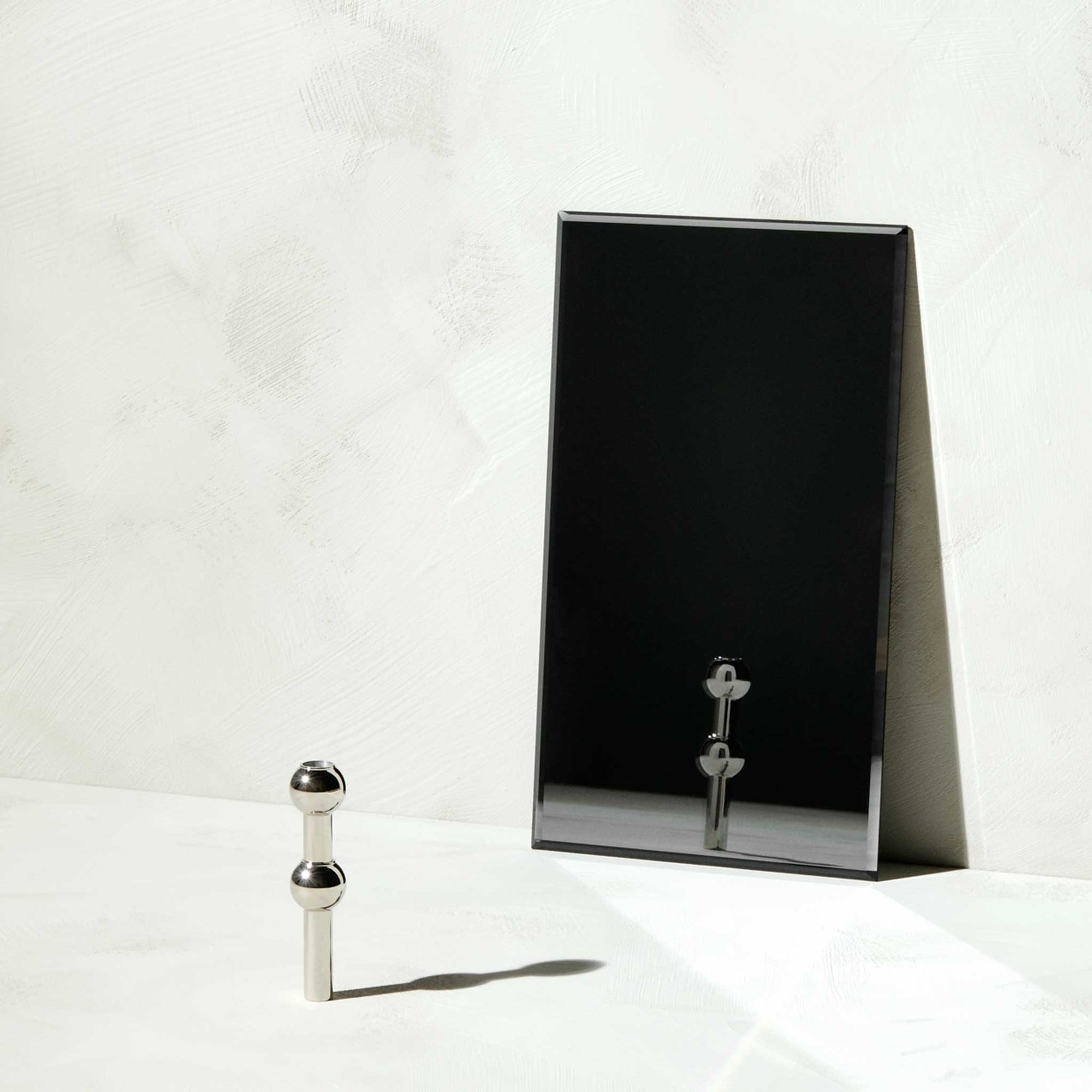 Stoff（ストッフ）は、デンマーク発のデザインブランドで、1960年代の名作「Stoff Nagel（ストッフ・ナゲル）」キャンドルホルダーの復刻から始まりました。建築家Werner Stoff（ヴェルナー・ストッフ）と、ドイツのHans Nagel（ハンス・ナゲル）によって生み出されたこのモジュール式キャンドルホルダーは、彫刻のような幾何学美と、自由な組み合わせによる創造性を兼ね備えたインテリアアートです。現在のStoffは、オリジナルの精神を受け継ぎながら、現代のライフスタイルに合う素材や仕上げを追加し、キャンドルホルダーだけでなくフラワーベースやボウル、ウォールハンガーなど洗練されたアイテムを展開。ミッドセンチュリーや北欧インテリアに調和し、空間に立体感と静謐な存在感を与えます。構築と装飾の境界を超えたStoffの作品は、機能性と造形美が共存する稀有なプロダクトです。